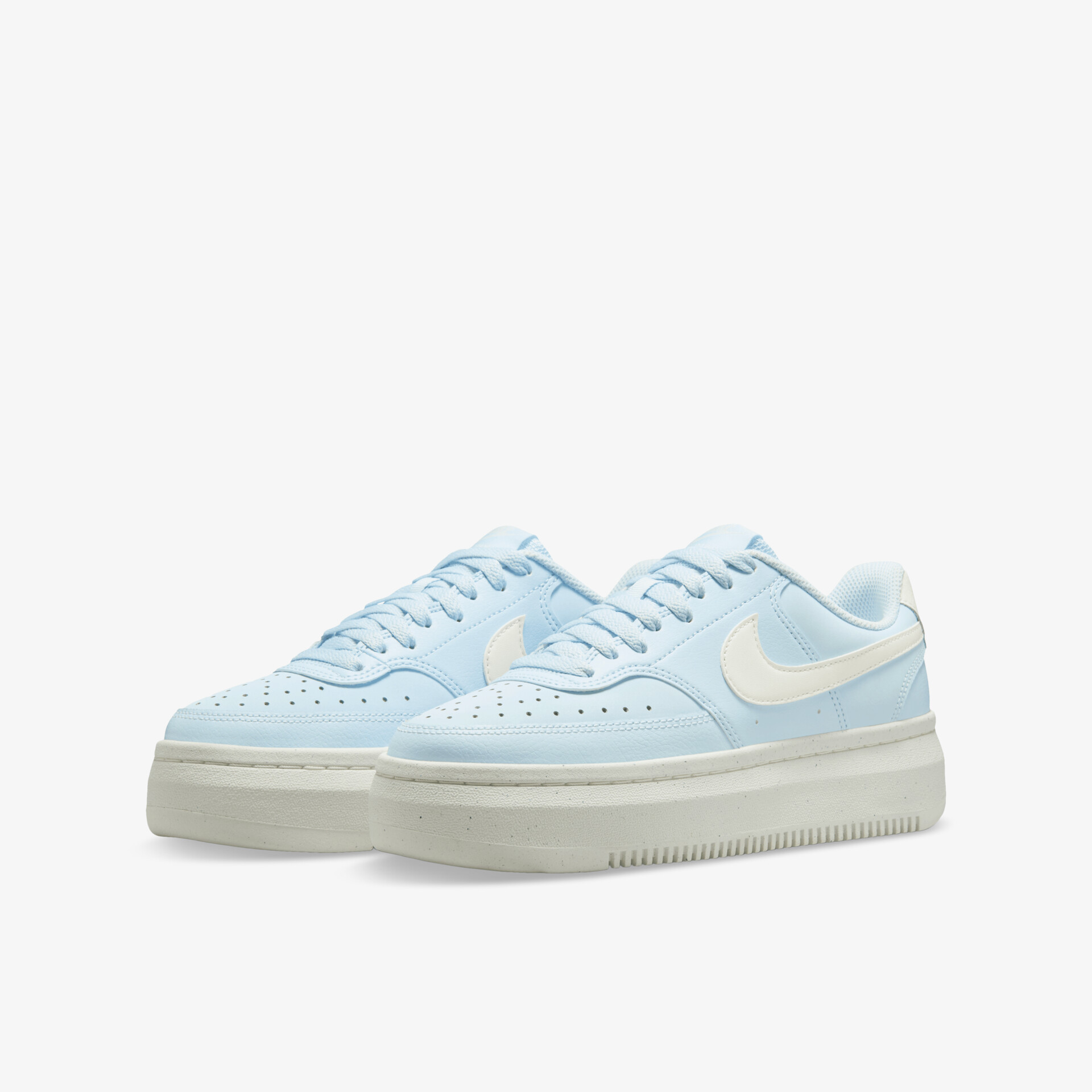 Hellblaue Sneaker als Paar in schräger Vorderansicht mit weißem Logo und leichter, strapazierfähiger Sohle.