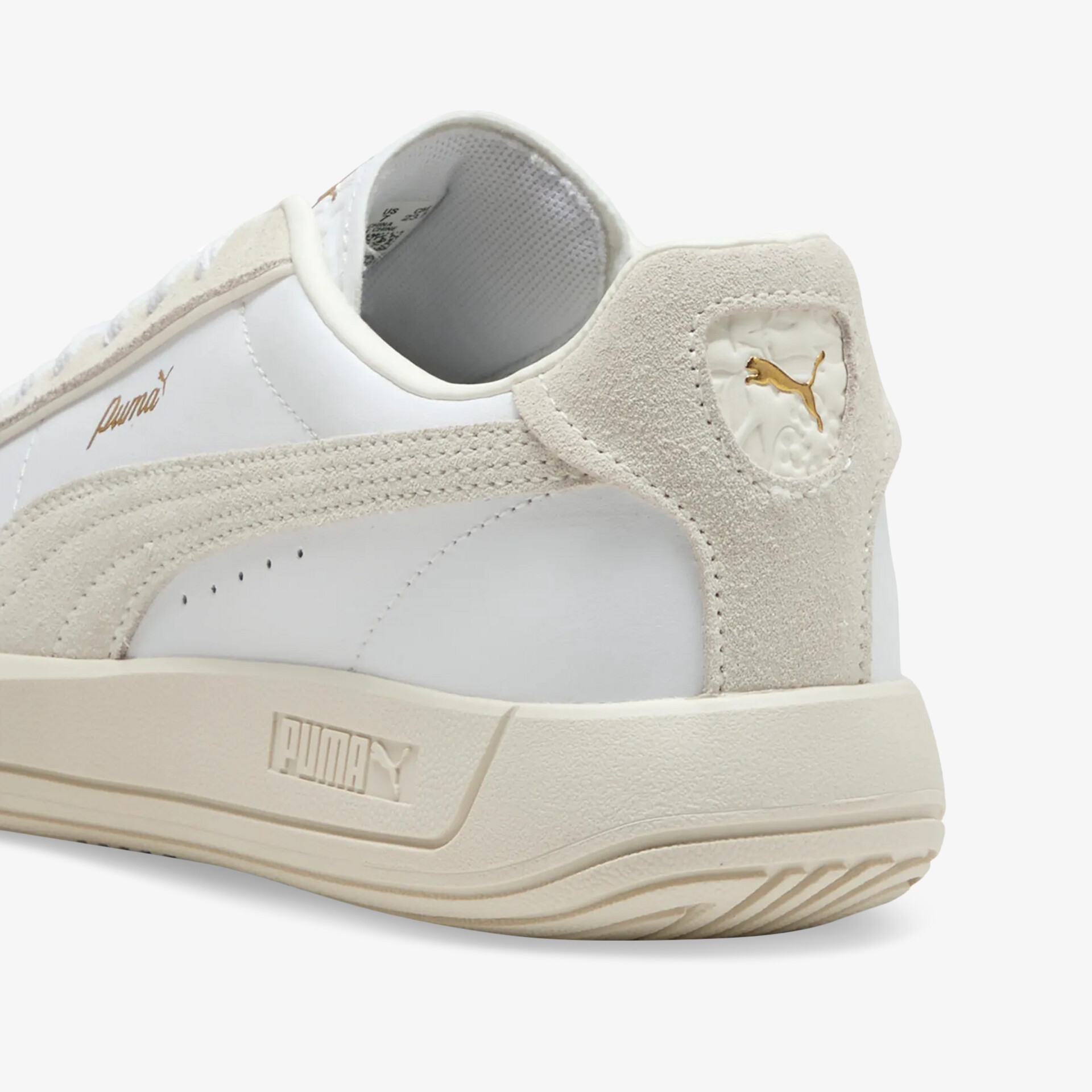 Puma Sneaker in weiß-beige mit dezenter Logo-Prägung und robuster, komfortabler Sohle, Rückansicht