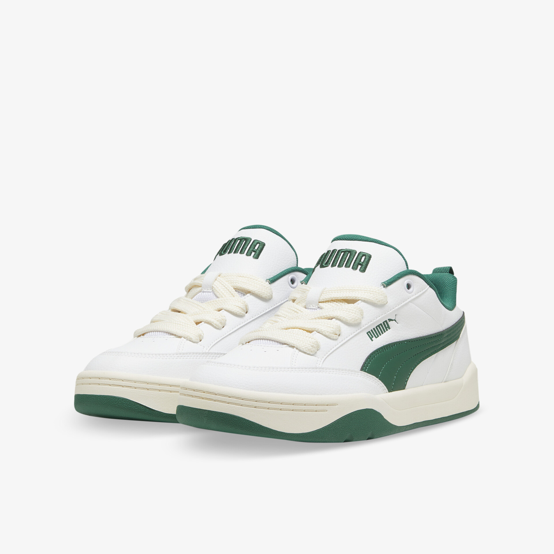 Moderner weiß-grüner Sneaker mit gepolsterter Innensohle und robustem rutschfestem Profil