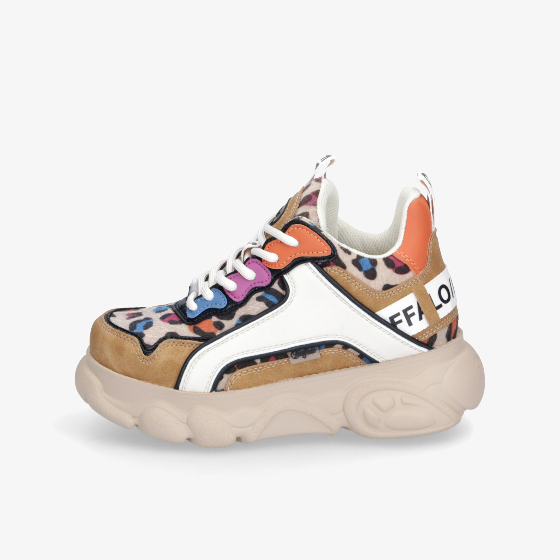 Farbenfroher moderner Sneaker mit dicker Sohle und stabiler Schnürung in seitlicher Ansicht