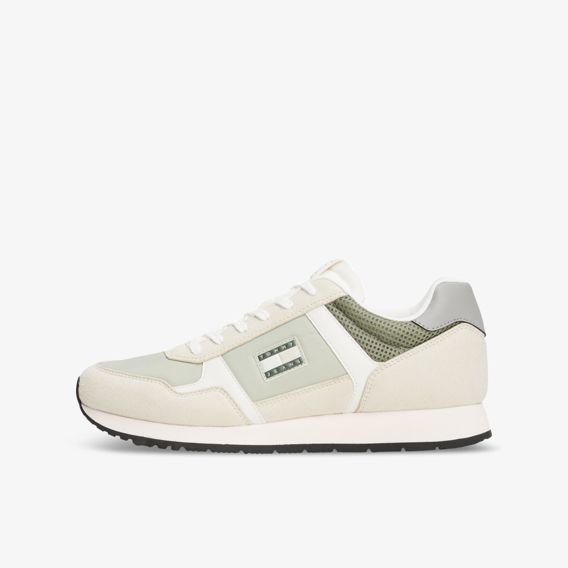 Seitenansicht eines weißen Sneakers mit atmungsaktivem Material und sportlichem, leichtem Design