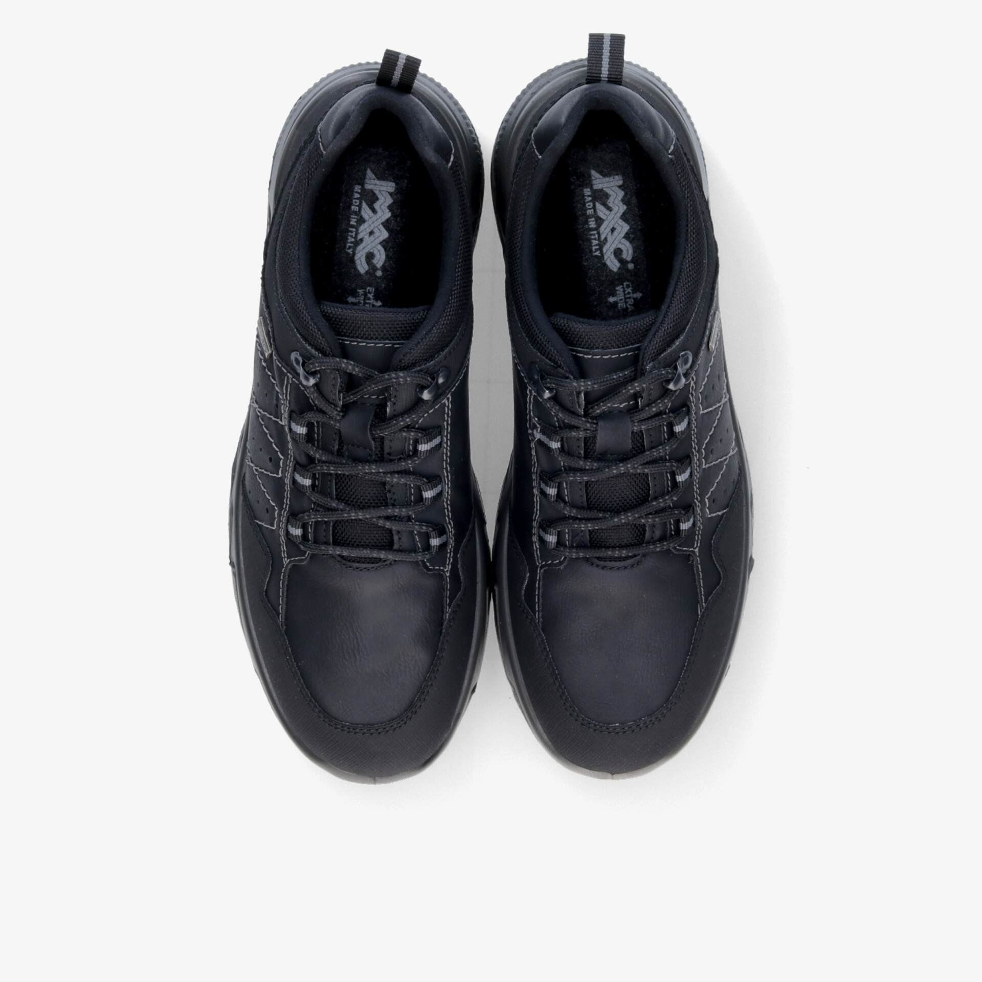 Schwarzes Sneaker Paar mit robuster Polsterung, schnürbar und sportlichem Design in Draufsicht