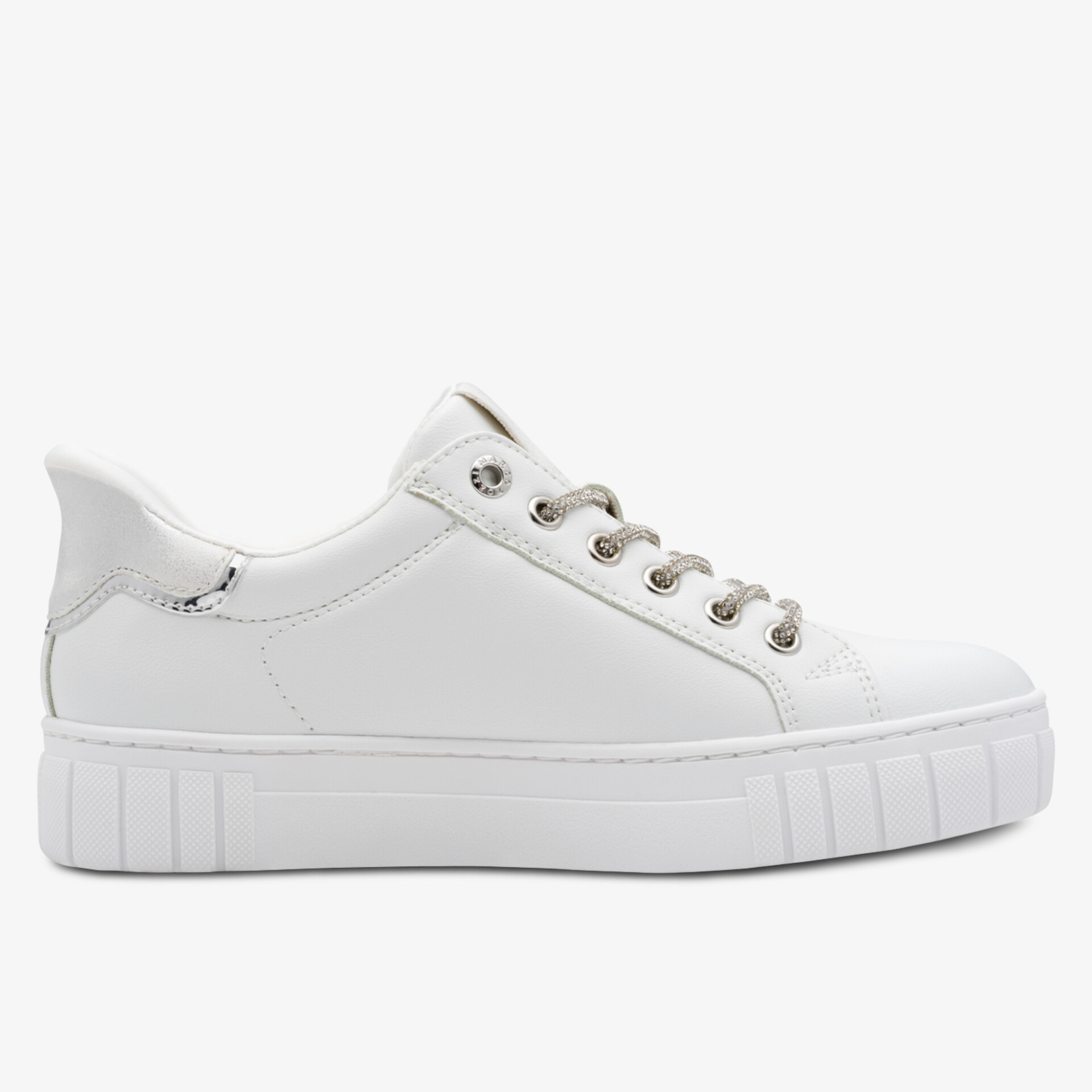 Weißer Sneaker in seitlicher Ansicht mit sportlicher Schnürung und komfortabler dicker Sohle