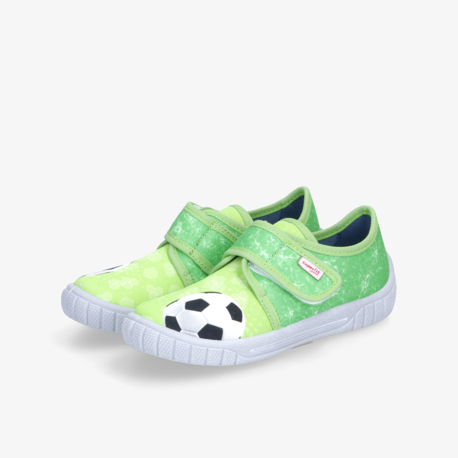 Grüner Kinderschuh mit praktischem Klettverschluss und Fußballmotiv, leicht und rutschfest für bequemen Tragekomfort