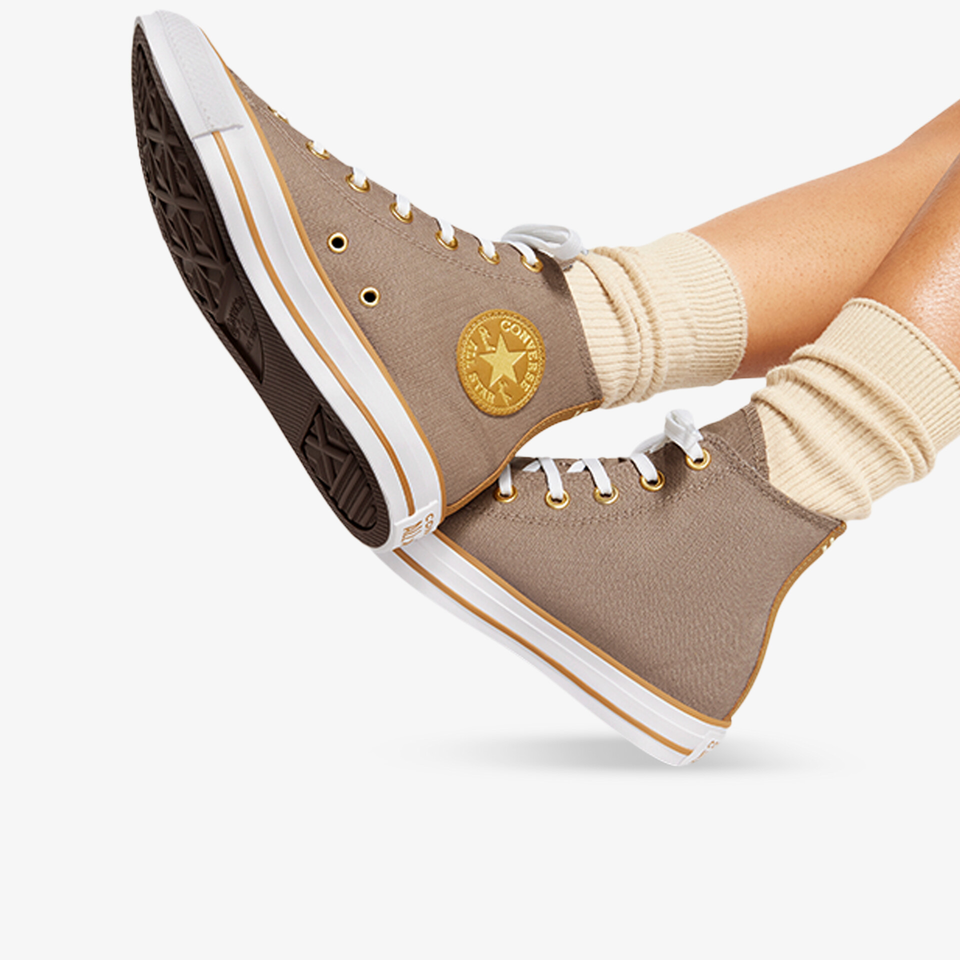 Bequemer hoher Freizeit-Schuh in Beige mit Schnürsenkeln und flexibler Sohle, getragen an Füßen mit Socken
