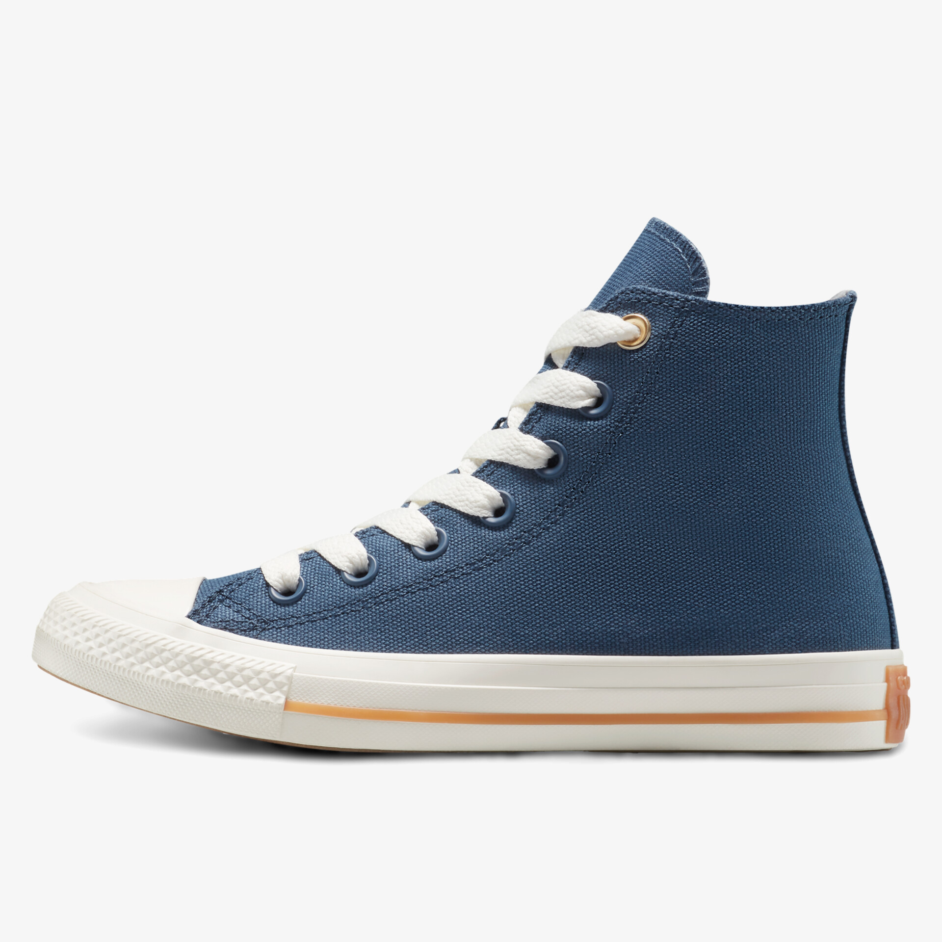 Seitliche Ansicht eines klassischen blauen Schuhs mit hohem Schaft und weißen Schnürsenkeln auf weißem Hintergrund