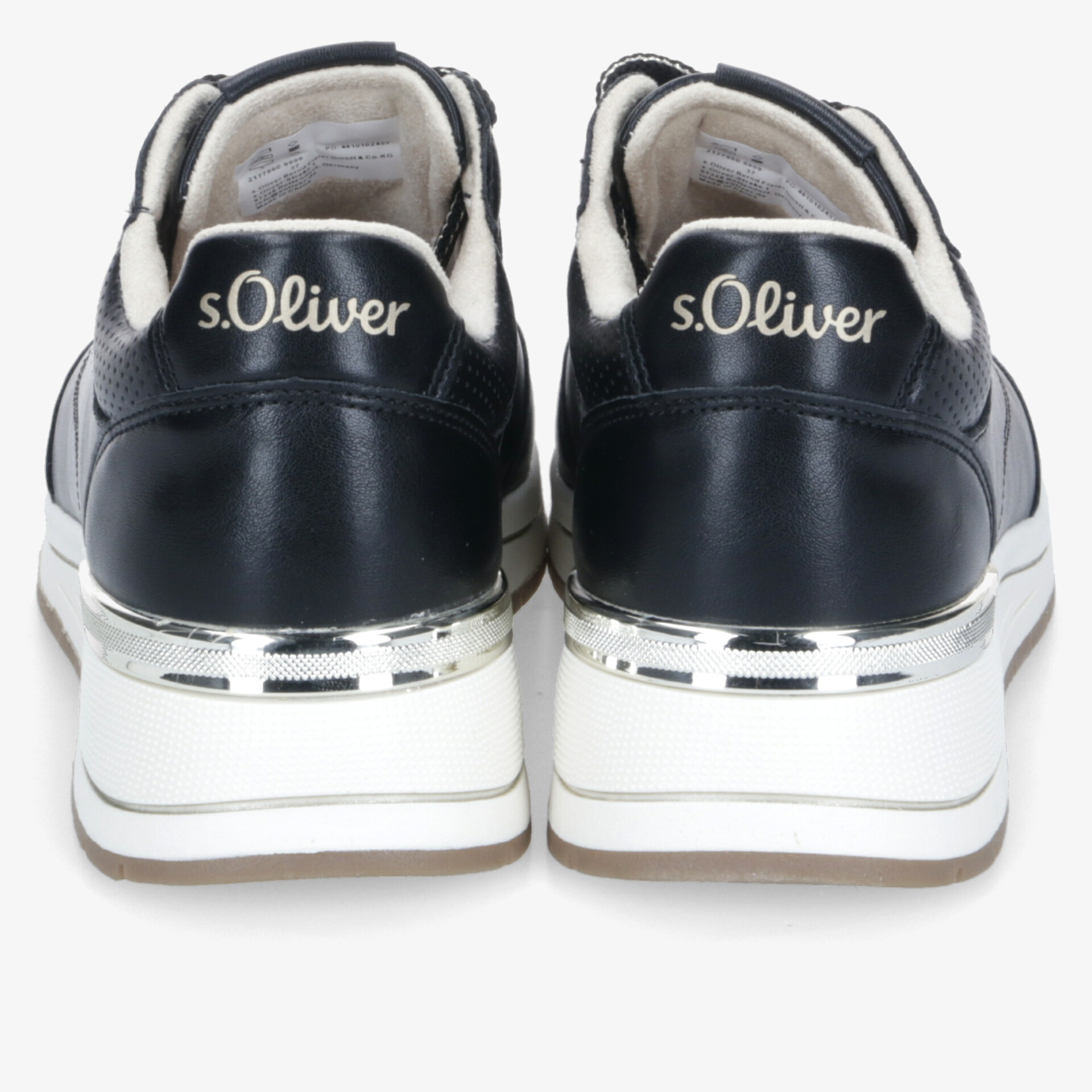 Rückansicht von bequemen Schuhen mit gepolstertem Schaft und modernem Design, glatte Oberfläche und schimmernde Metallic-Details