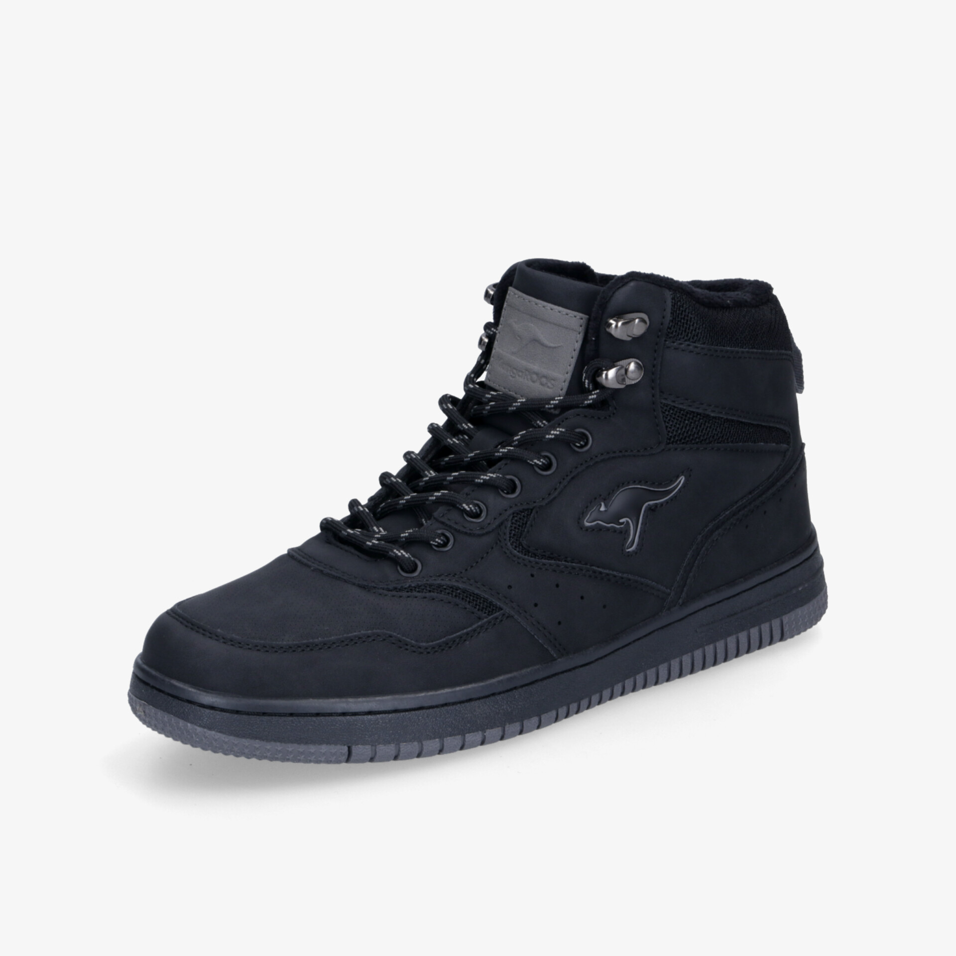 Schwarzer hoch geschnittener Sneaker in Frontansicht mit moderner Form, komfortabler Polsterung und rutschfester Sohle