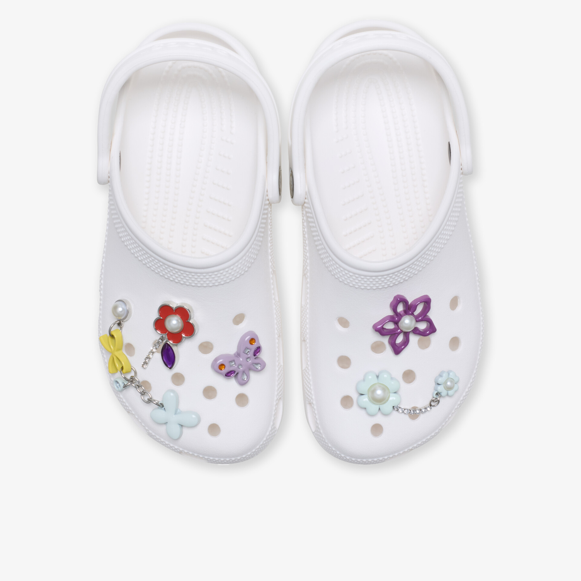 Bequeme Pantoletten mit bunten Blumenakzenten und rutschfestem Design für vielseitigen Komfort.