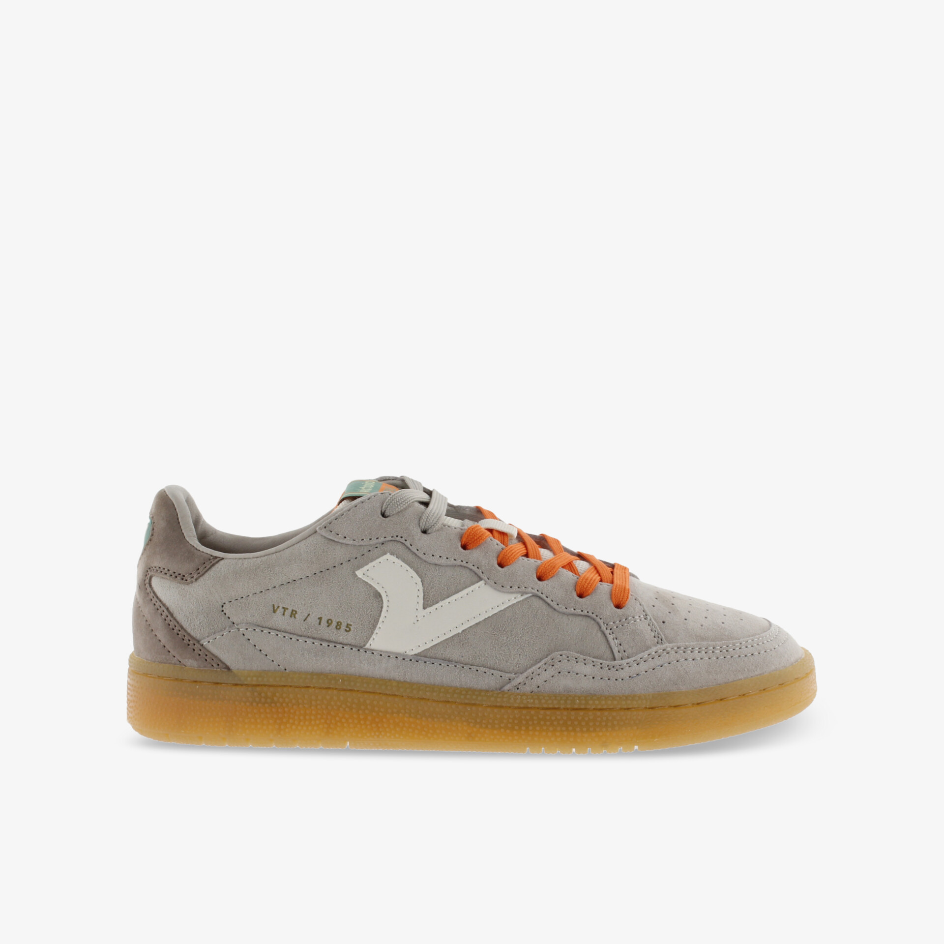 Seitlich abgebildeter grauer Sportschuh mit orangen Schnürsenkeln und rutschfester Sohle für optimalen Komfort