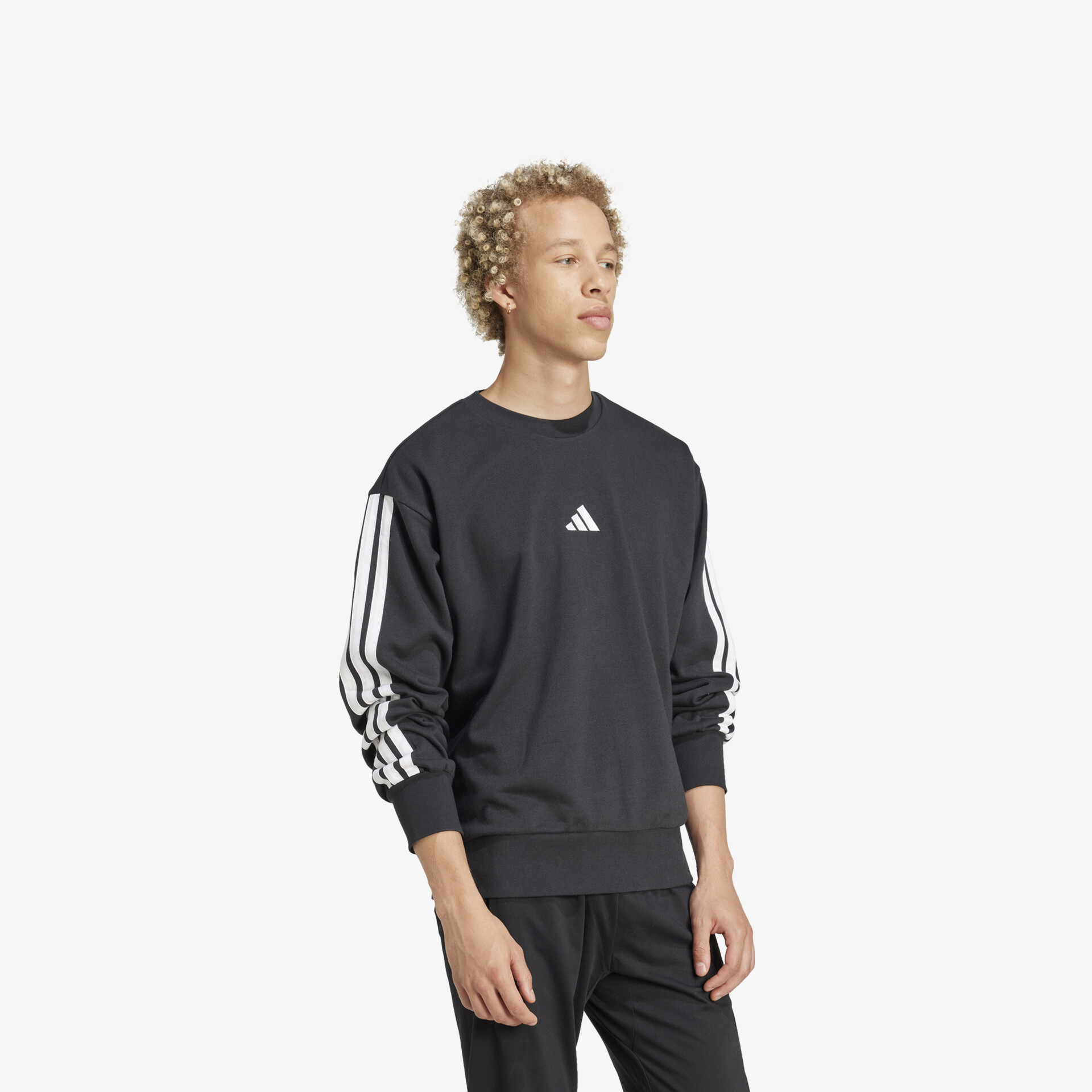 Person trägt bequemes schwarzes Adidas Sweatshirt mit weißem Logo und markanten Streifen an den Ärmeln