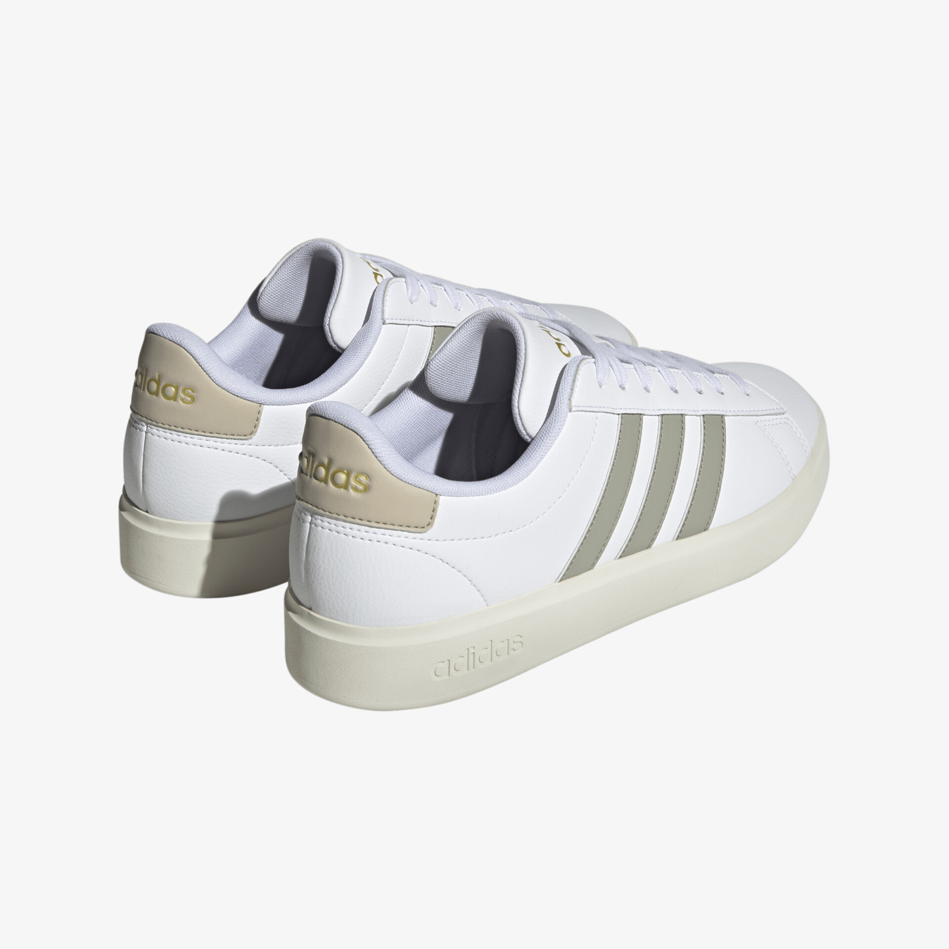 Weiße Sneakers mit beigen Akzenten und ikonischen Streifen, bieten Stil und Komfort in zeitlosem Design.