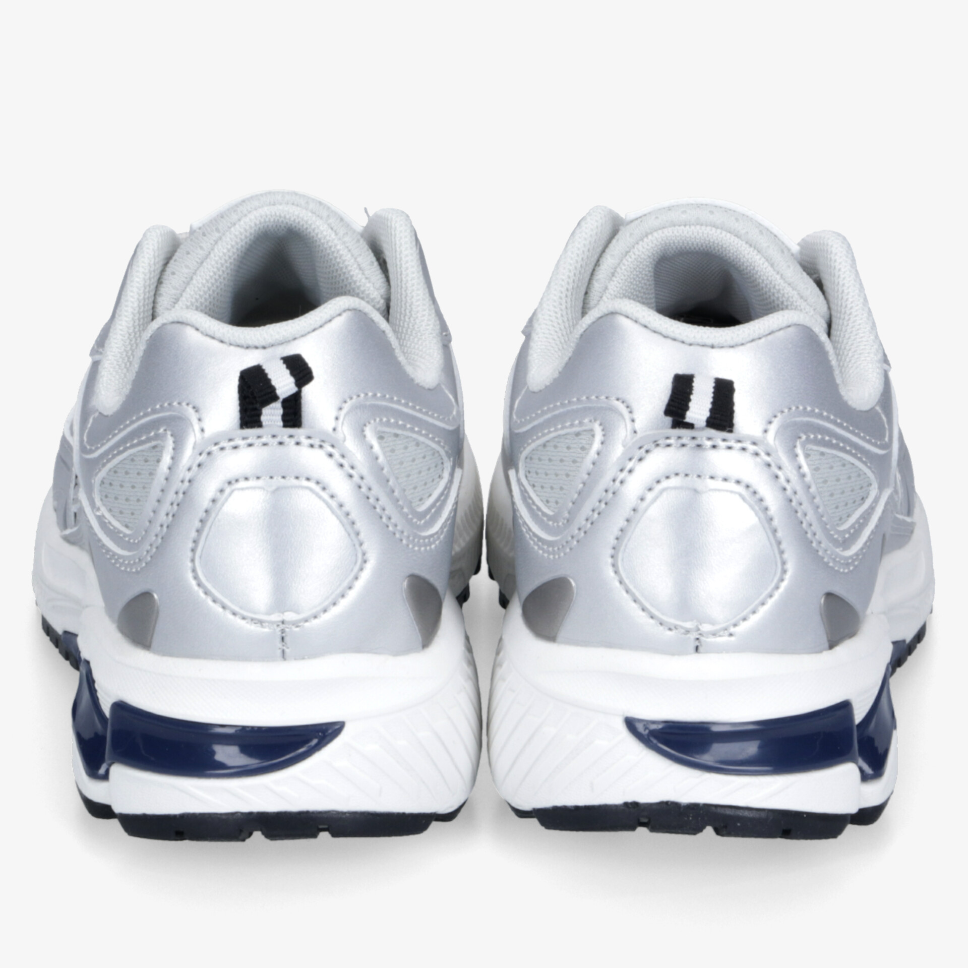 Rückansicht von modernen Sportschuhen in Silber mit blauen Akzenten und robuster, rutschfester Sohle