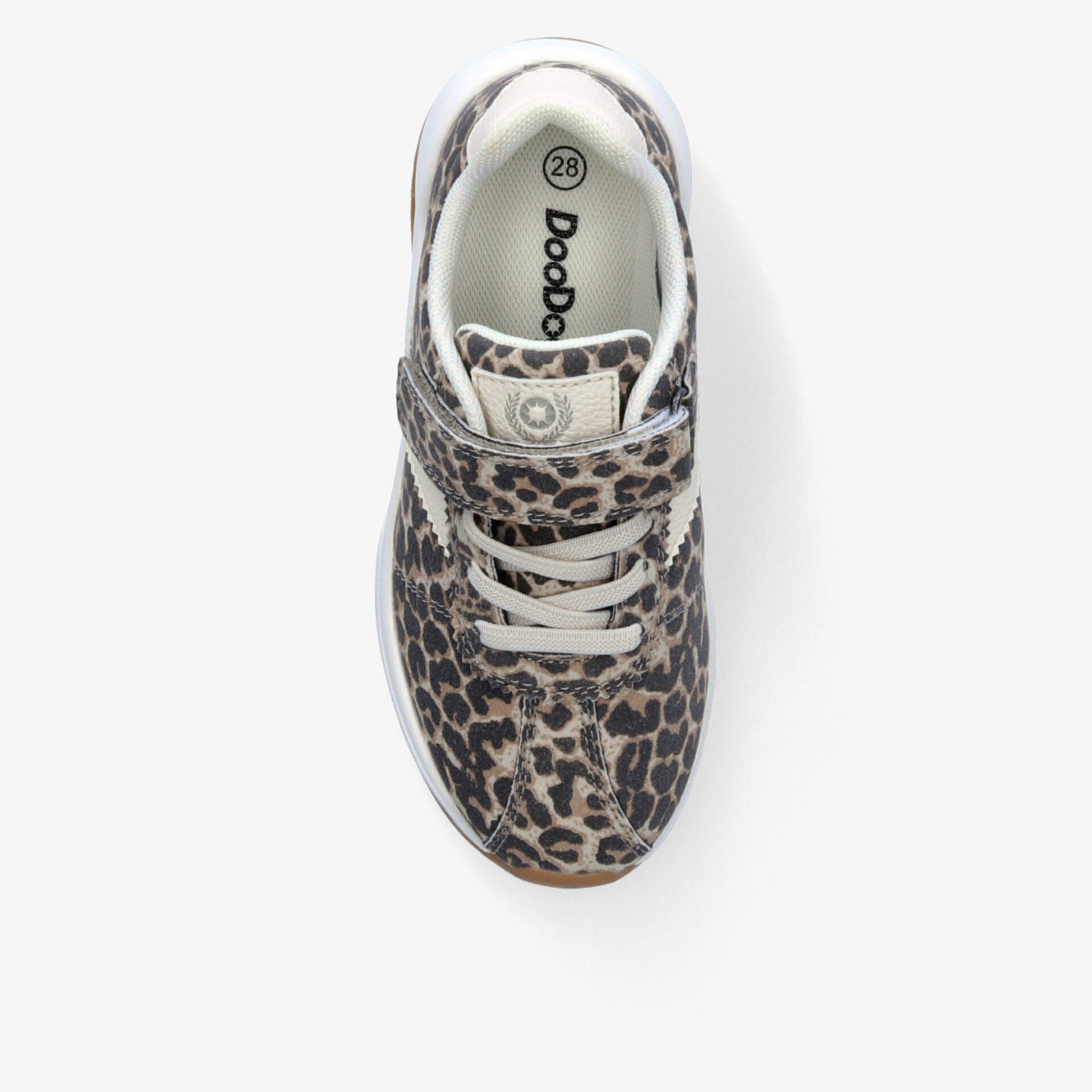 Modischer Sneaker mit Leopardenmuster und Klettverschluss aus der Vogelperspektive.