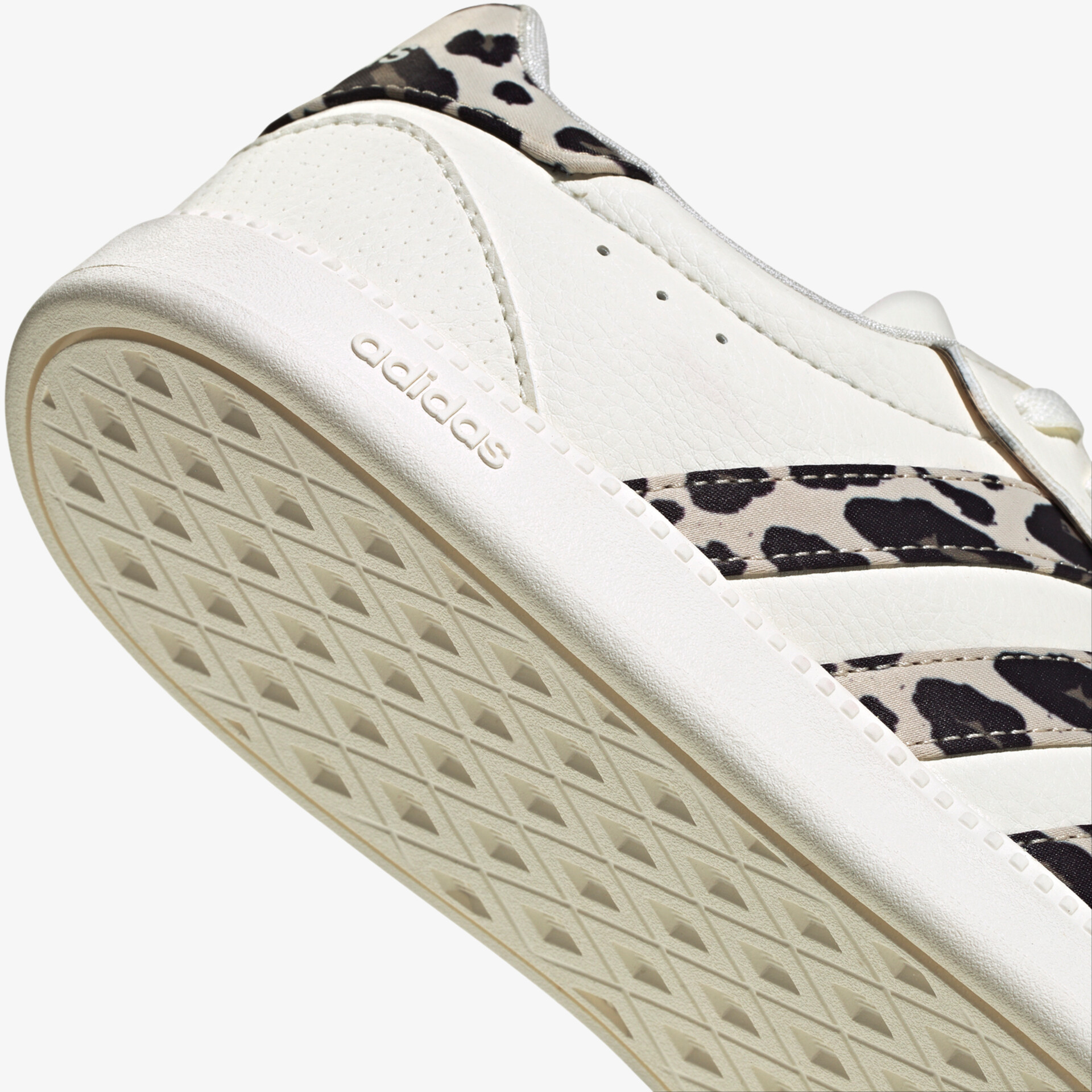 Weißer Sneaker mit Leopardenmuster und rutschfester Sohle, sportlich und bequem für den Alltag