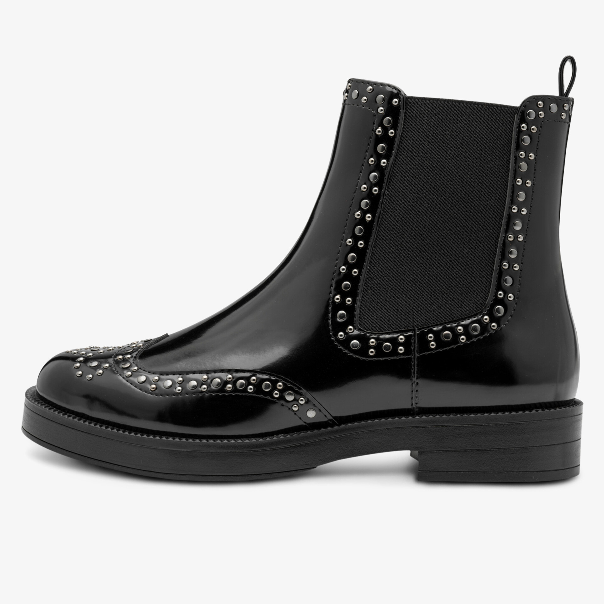 Schwarzer Chelsea-Boot aus Glattleder mit verzierenden Nieten und elastischen Seiteneinsätzen, seitliche Ansicht
