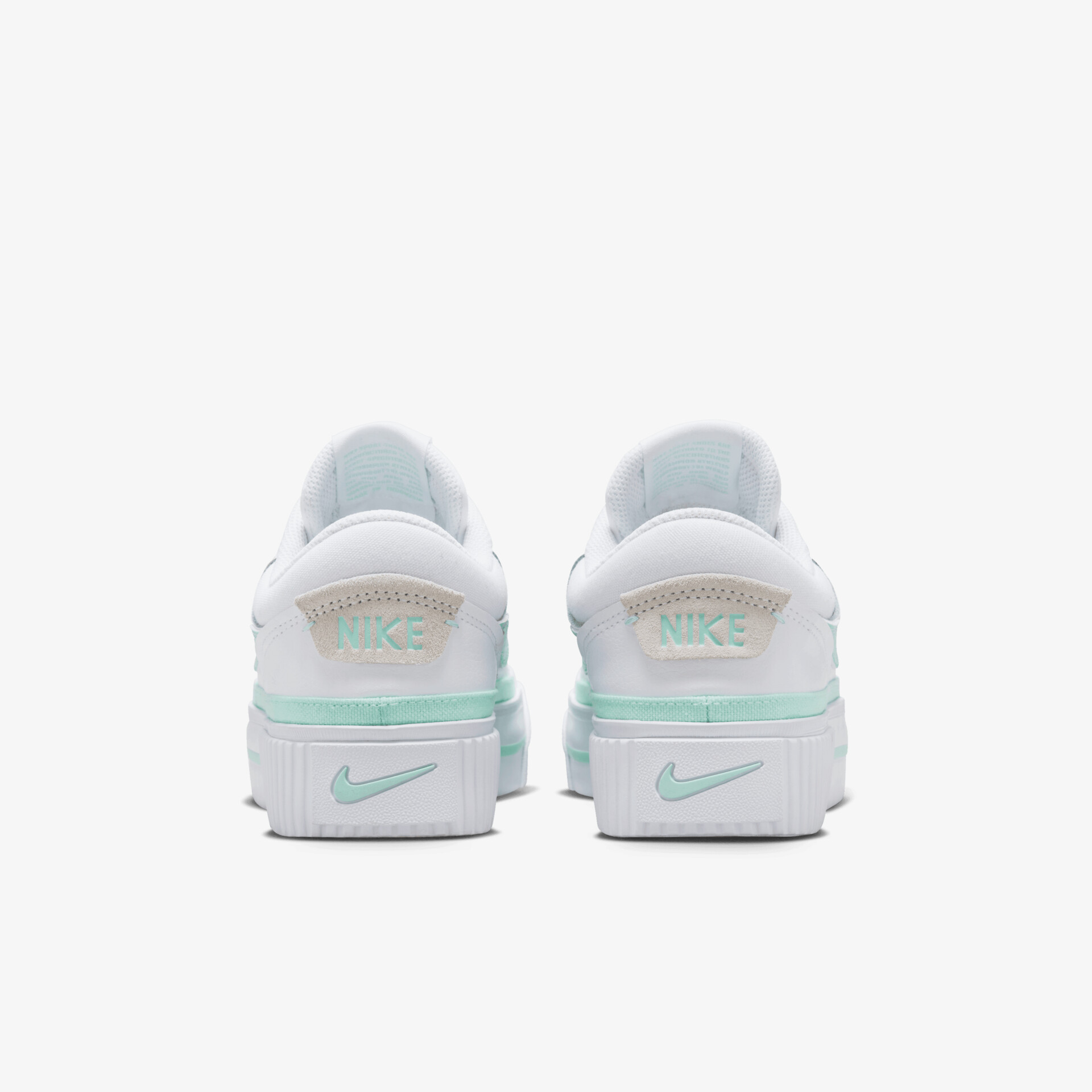 Weiß-grüner Nike Sportschuh mit robuster Sohle und gepolstertem Innenbereich, Rückansicht