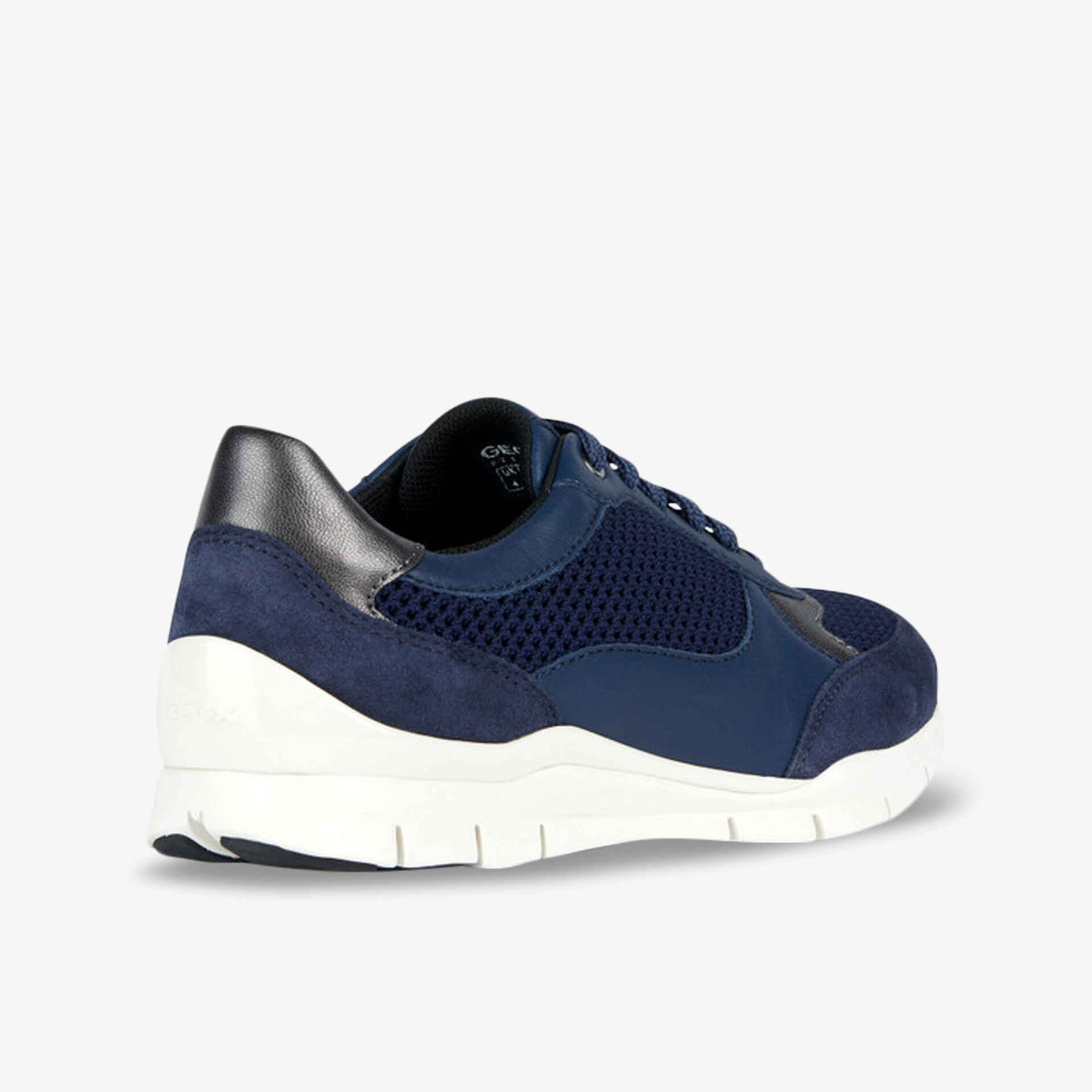 Moderner, sportlicher Schuh in Navy mit weißer Sohle und atmungsaktivem Material für maximalen Komfort.