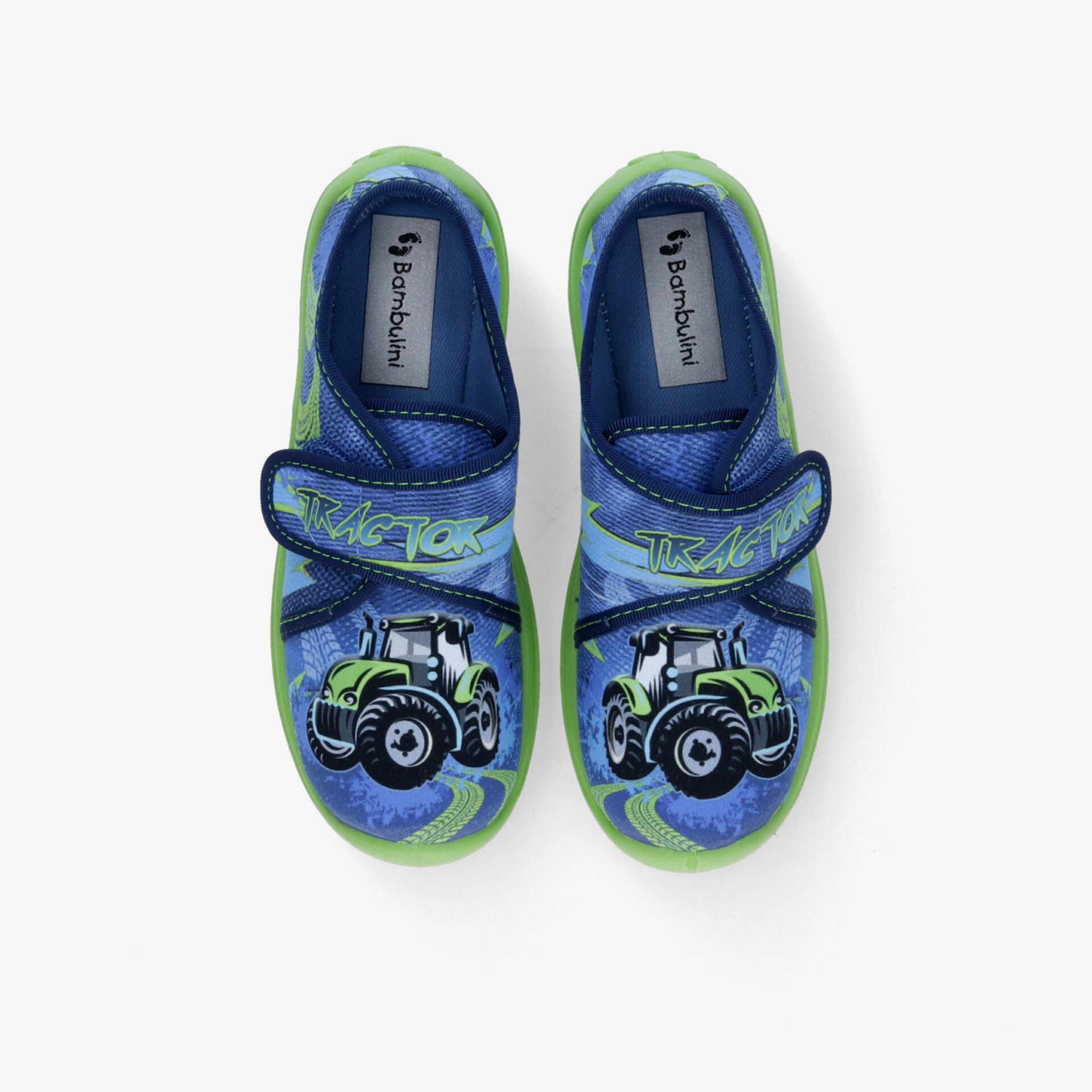 Bequeme Hausschuhe mit Traktor Motiv, weichem Material und sicherem Klettverschluss für bequemen Halt