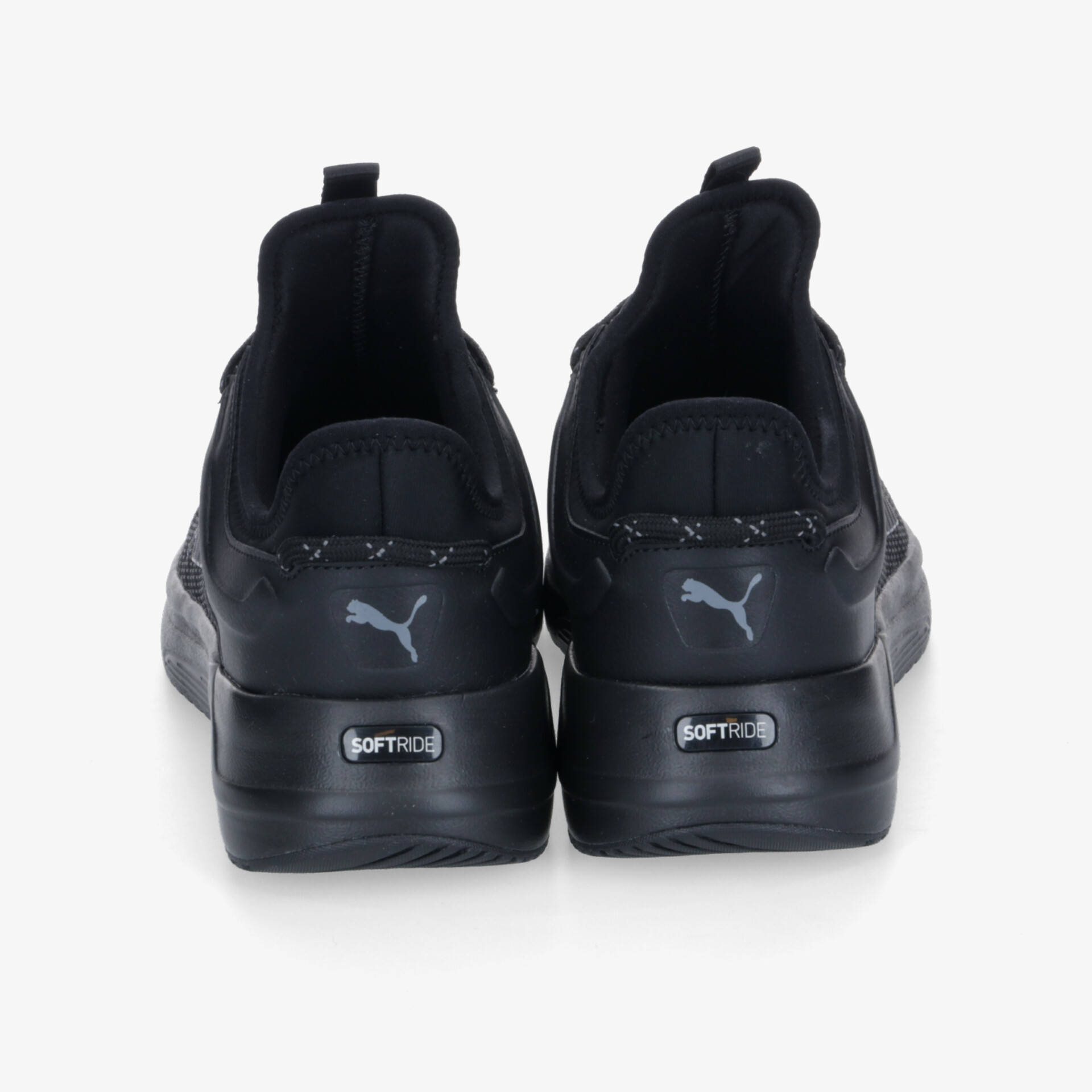 Rückansicht von robusten, atmungsaktiven Puma Sportschuhen mit gepolstertem Schuhausrand und rutschfester Sohle