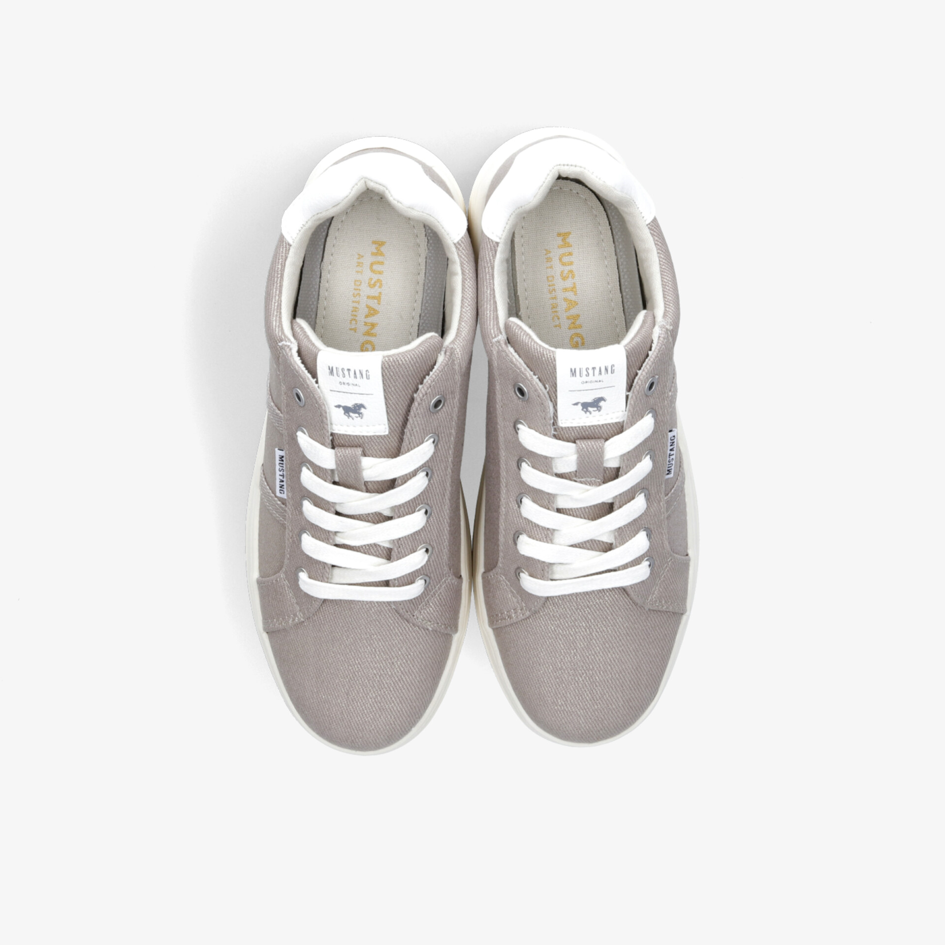 Graue Freizeitschuhe mit weißen Schnürsenkeln, moderner Look und bequemer Sitz, Draufsicht von oben