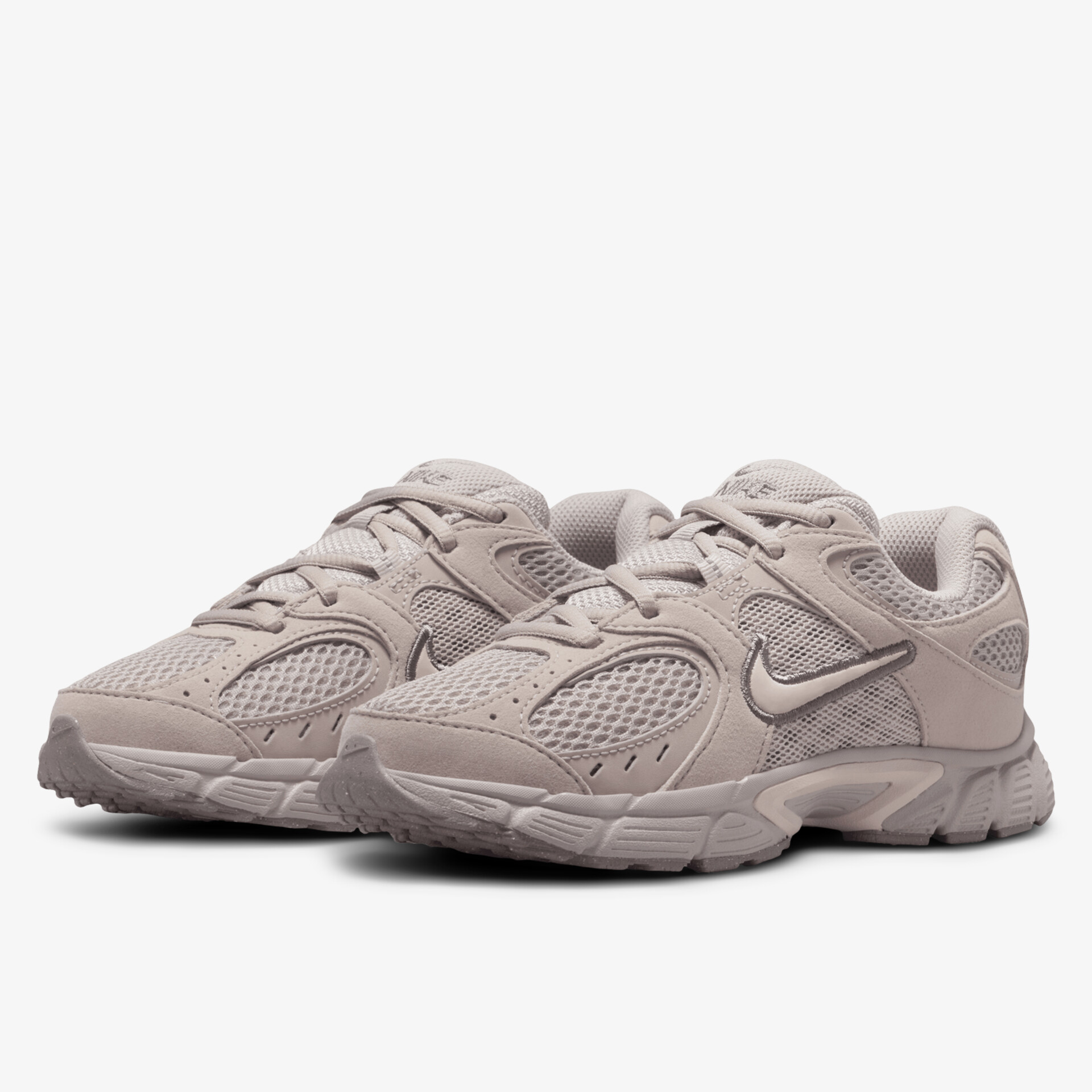 Moderne Sportschuhe mit atmungsaktivem Mesh-Design und robustem Profil für optimalen Komfort.