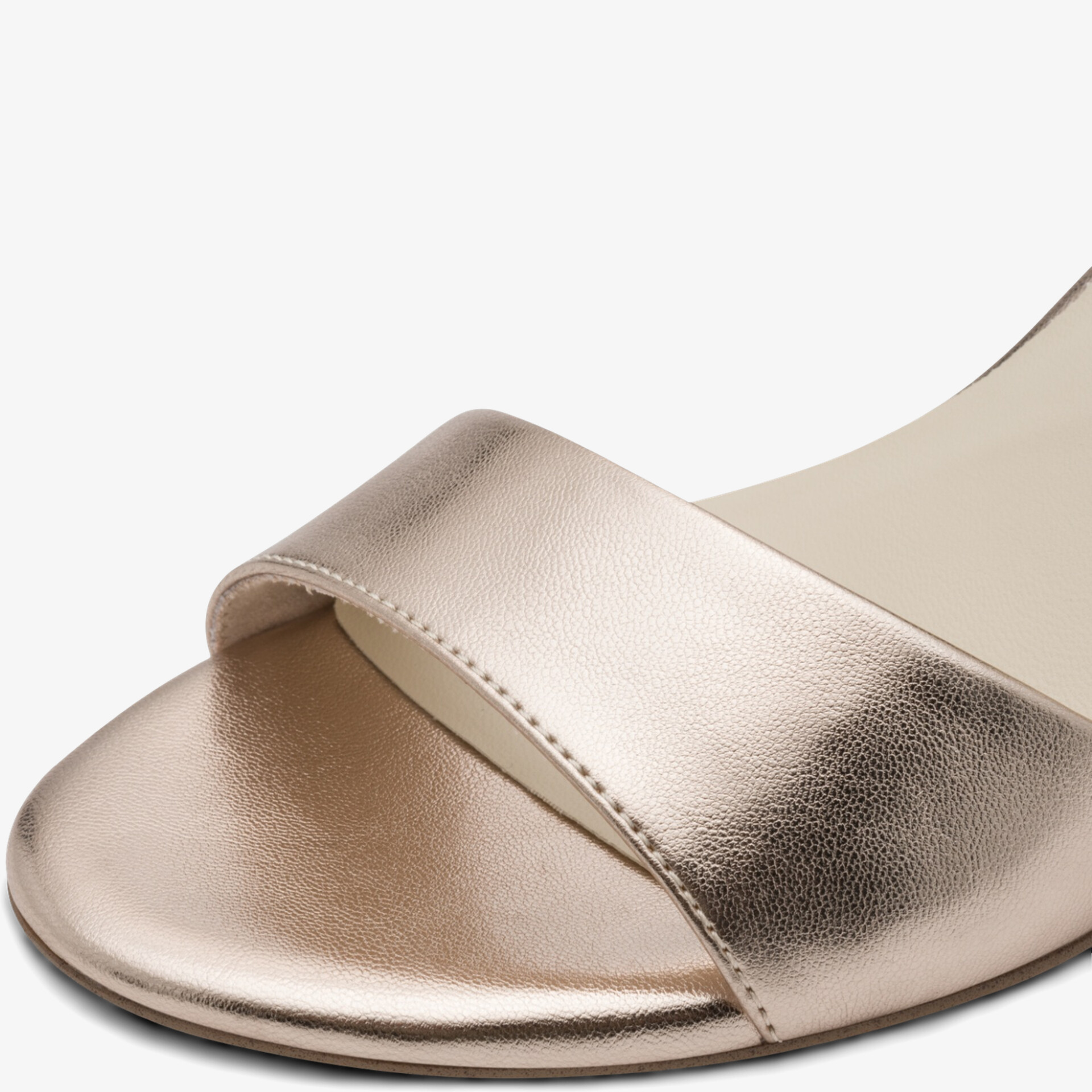 Offener Schuh mit glänzendem metallischem Riemen aus glattem Leder, elegantes und schlichtes Design