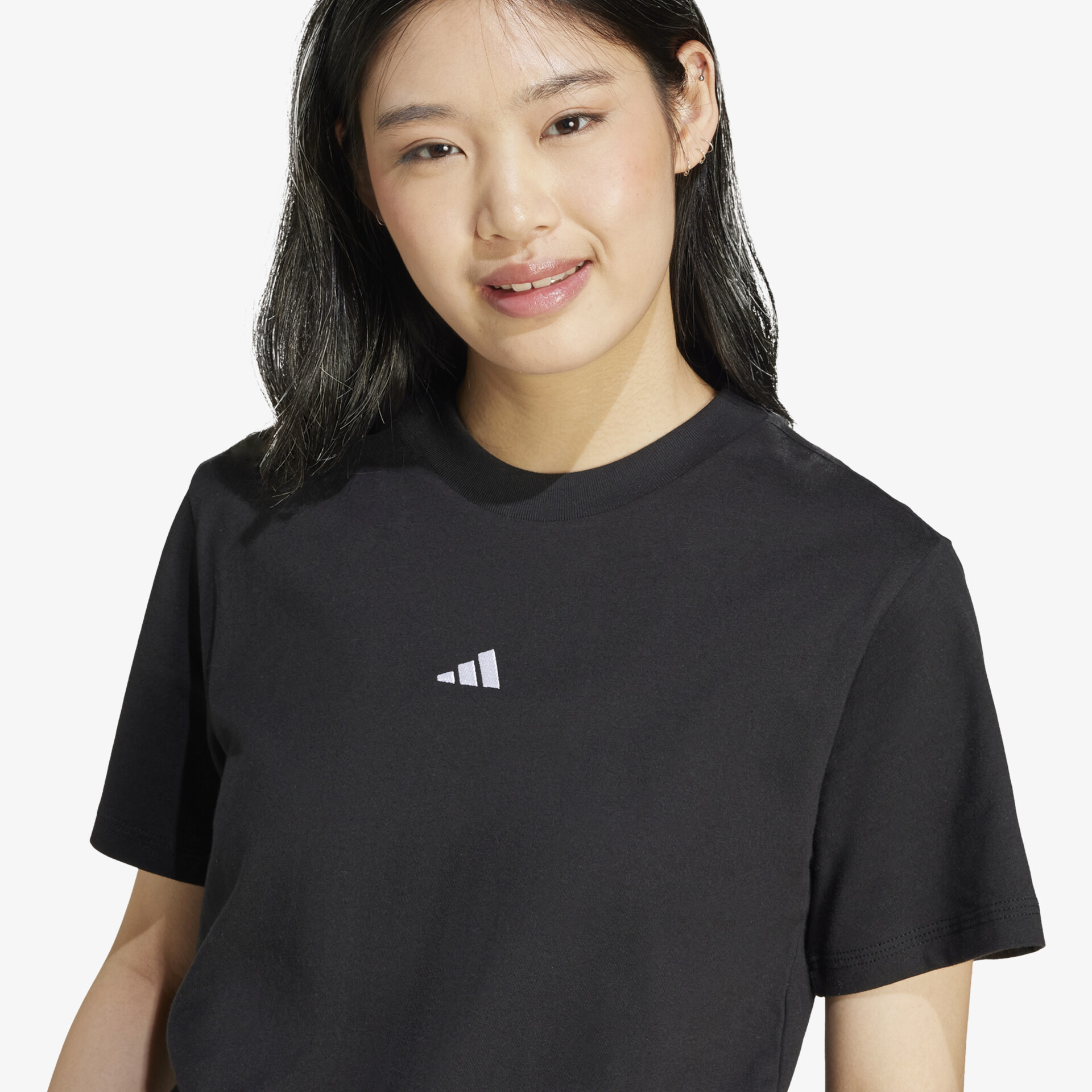 Schwarzes, bequemes T-Shirt mit kleinem, modernem Logo vorne in klarer Frontansicht auf Modell