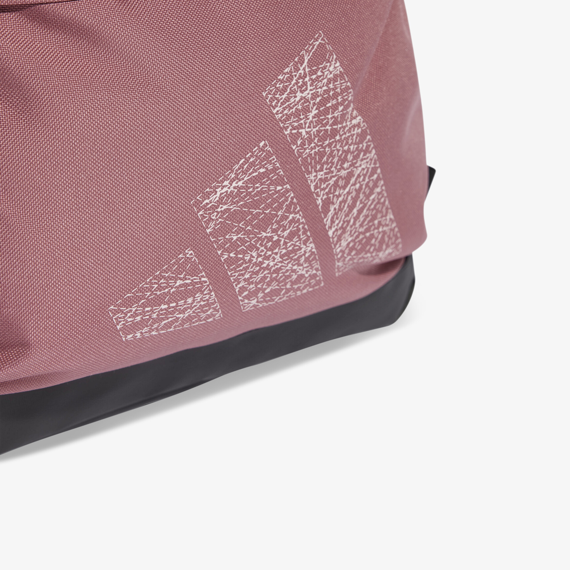 Detailaufnahme eines rosa Textilprodukts mit weißem Logo und sichtbarem Reißverschluss