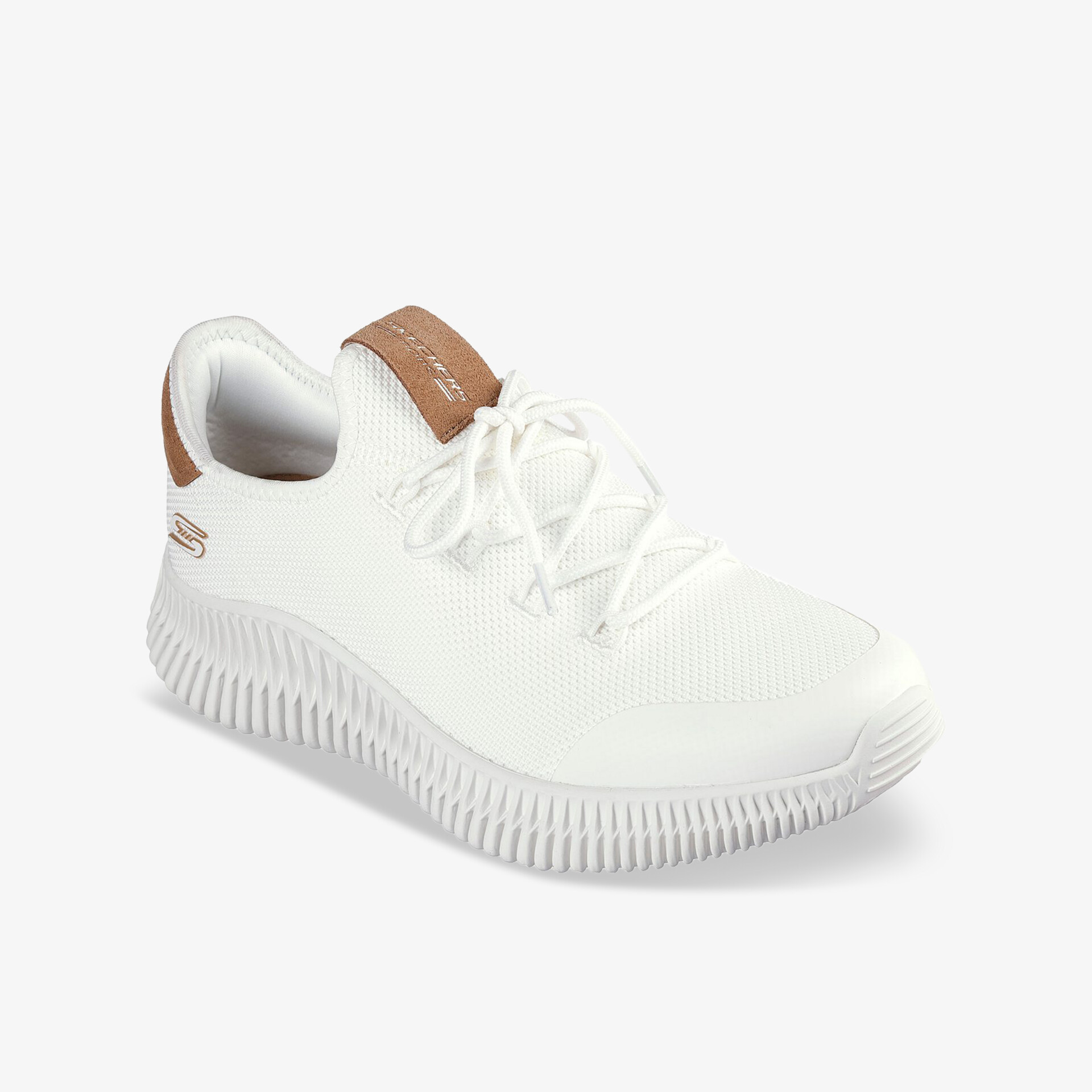 Weißer Sneaker mit moderner Optik und rutschfester Sohle, bequem und atmungsaktiv, schräg von vorne sichtbar