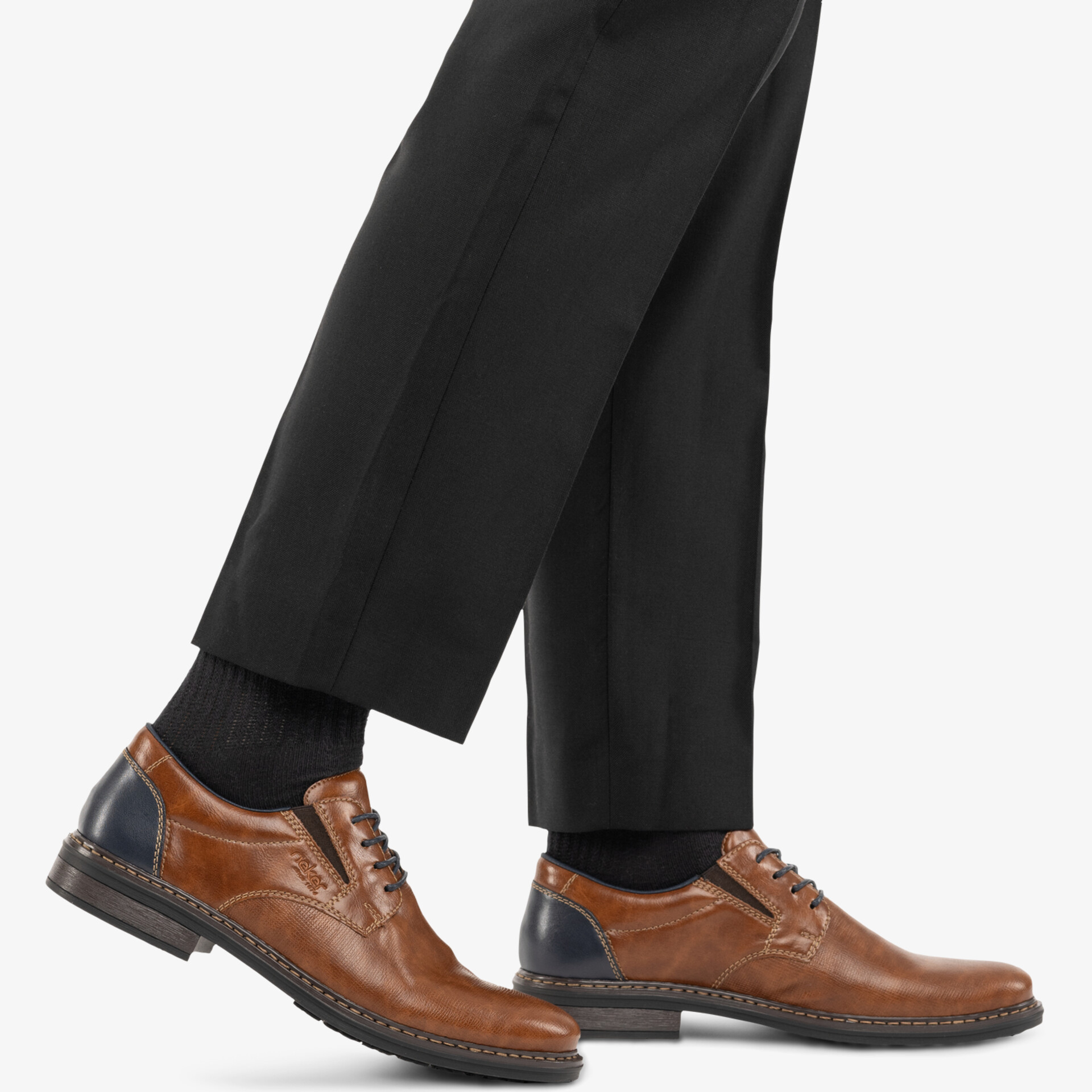 Eleganter brauner Lederschuh mit klassischer Schnürung und feinen Nahtdetails für stilvolle Auftritte