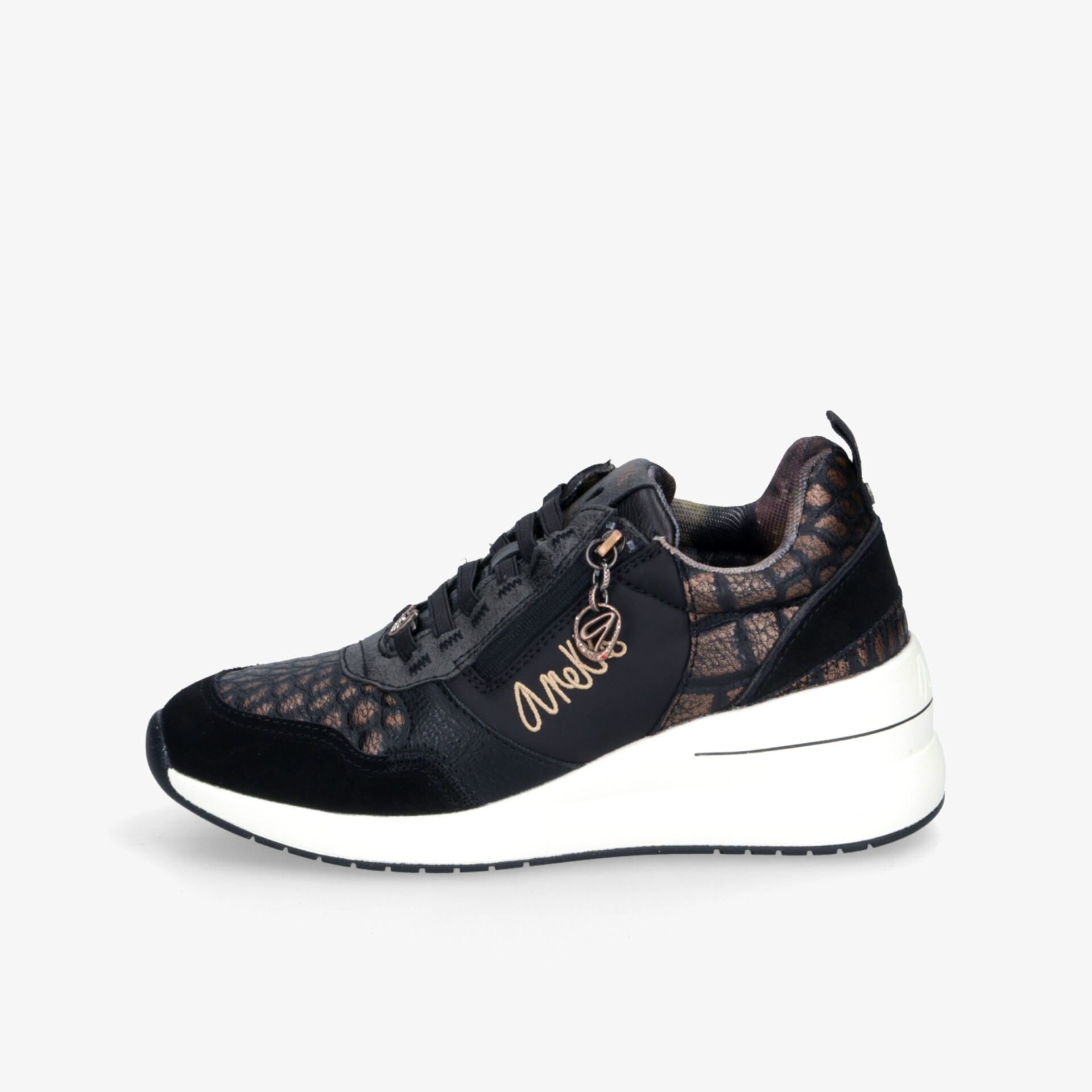 Schwarzer Sneaker mit modischem Muster, bequemer Schnitt und weißer Sohle, seitliche Ansicht