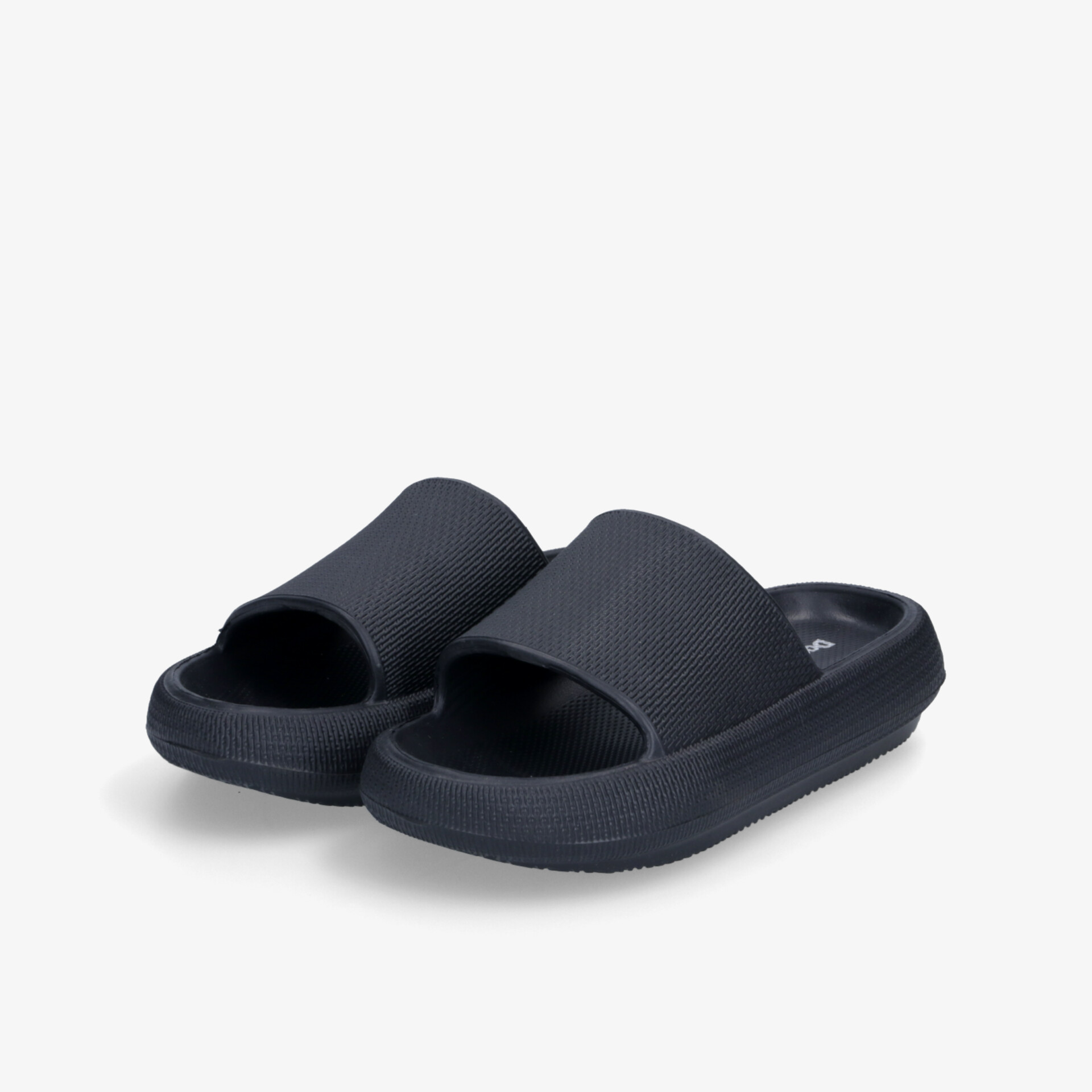 Bequemes schwarzes Badelatschen-Paar mit offener Vorderseite und rutschfester Profilsohle für optimalen Komfort