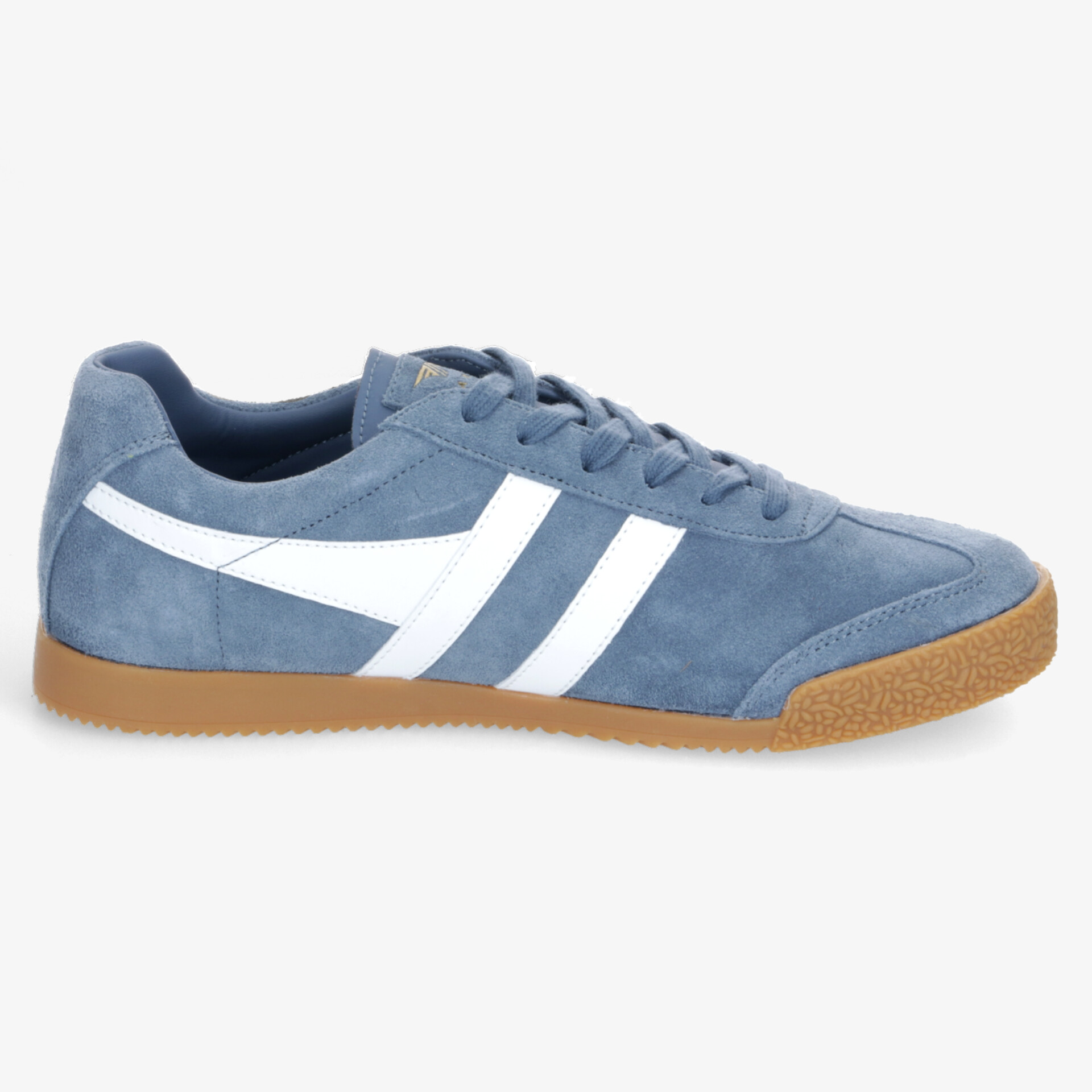Seitliche Ansicht eines blauen Sneakers mit weißen Streifen und rutschfester brauner Sohle, bequem und sportlich