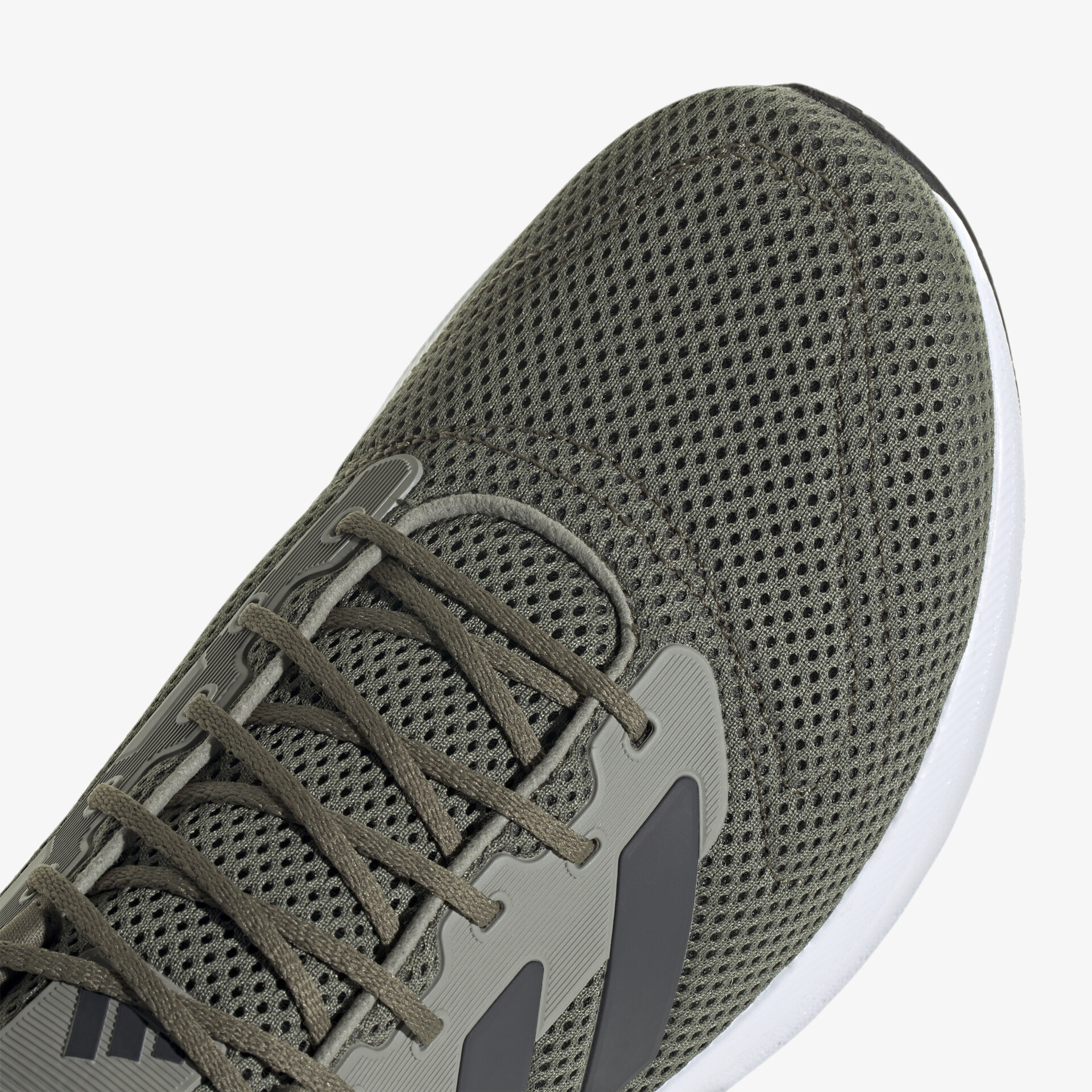 Sportlicher Sneaker mit atmungsaktivem Mesh-Obermaterial und rutschfester Sohle für optimalen Komfort.