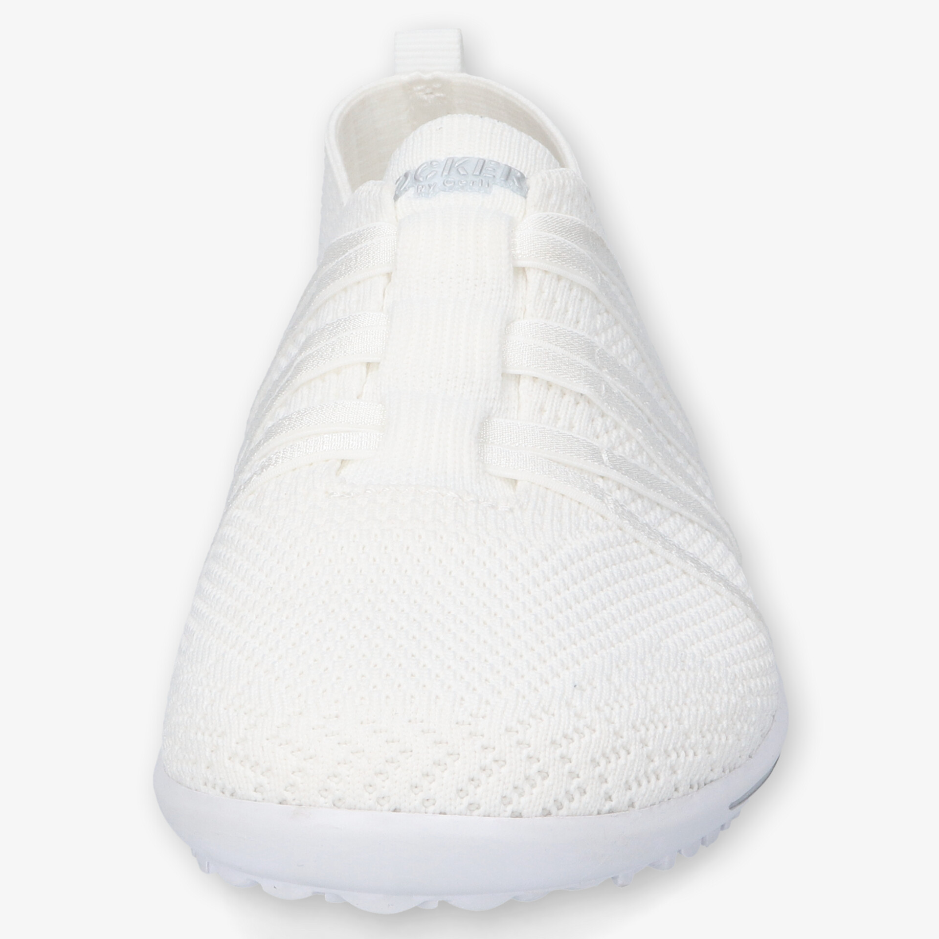 Weißer Sneaker mit atmungsaktivem, leichtem Material und flexibler Passform in klarer Frontansicht