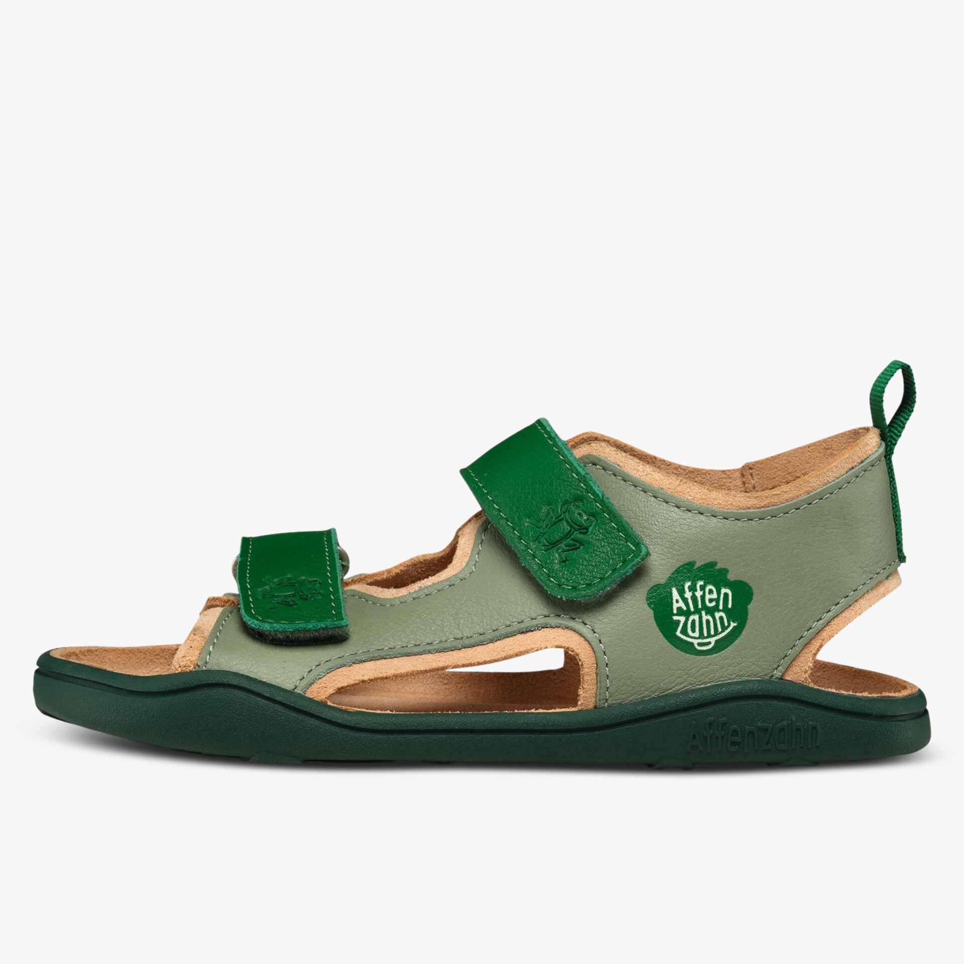 Grüner Sandale mit verstellbaren Klettverschlüssen und flexibler rutschfester Sohle in seitlicher Ansicht