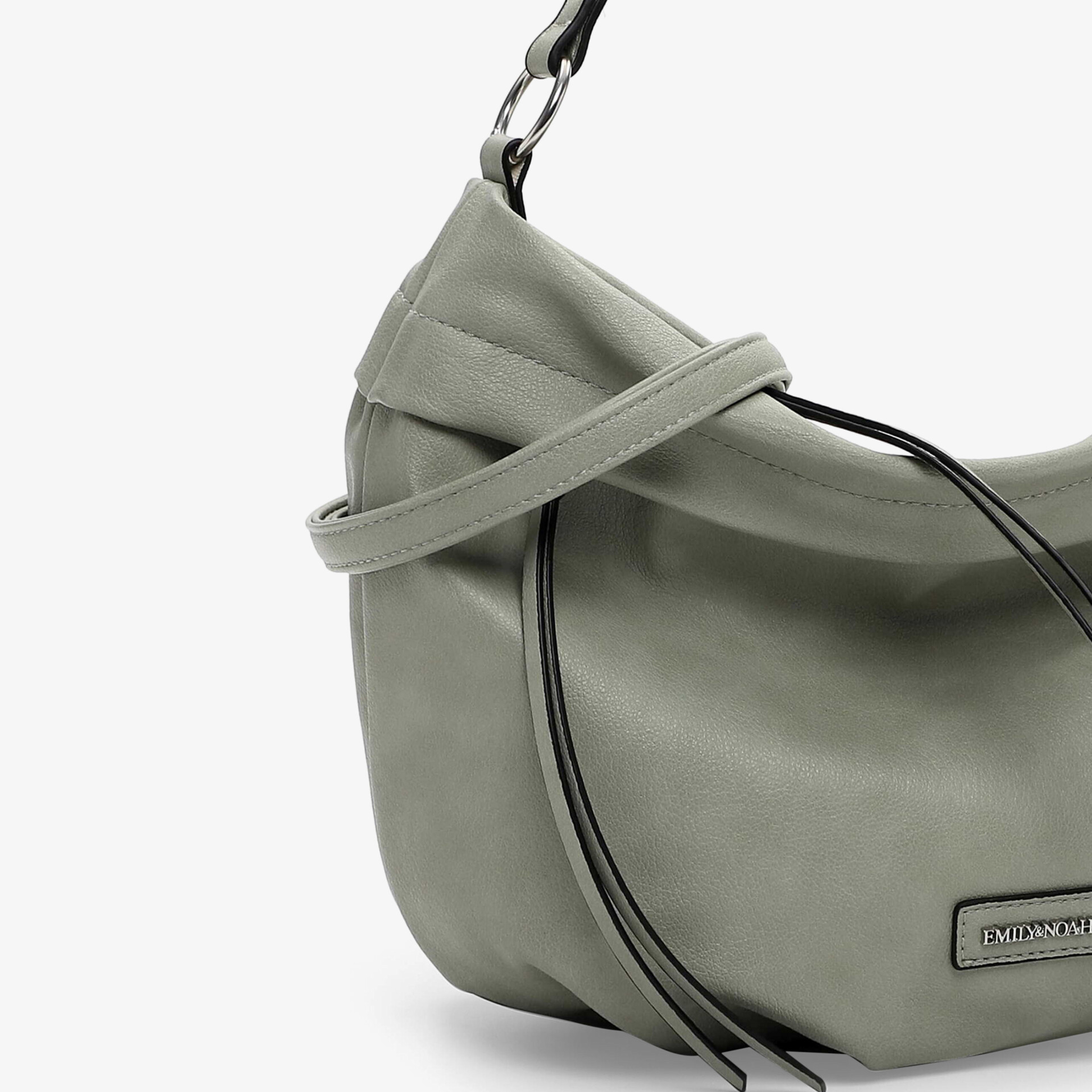 Detailaufnahme einer grauen Tasche aus weichem Material mit elegantem, minimalistischem Design