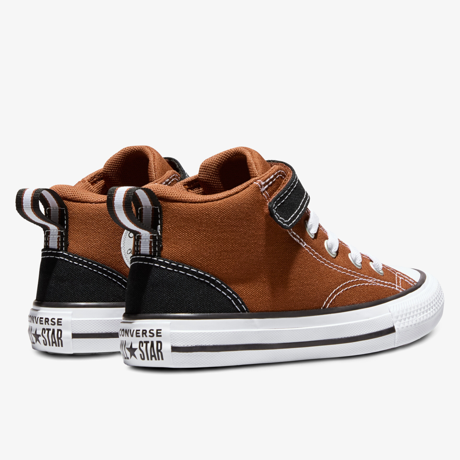 Seitliche Ansicht robuster Sneaker mit kontrastreichen Details und bequemer, stabiler Sohle in hochwertigem Material