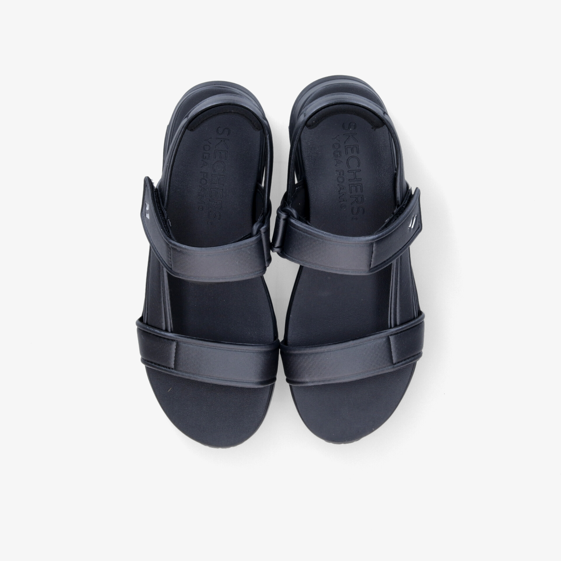 Schwarze verstellbare Sandalen mit gepolstertem Fußbett für hohen Tragekomfort und stabile Sohle