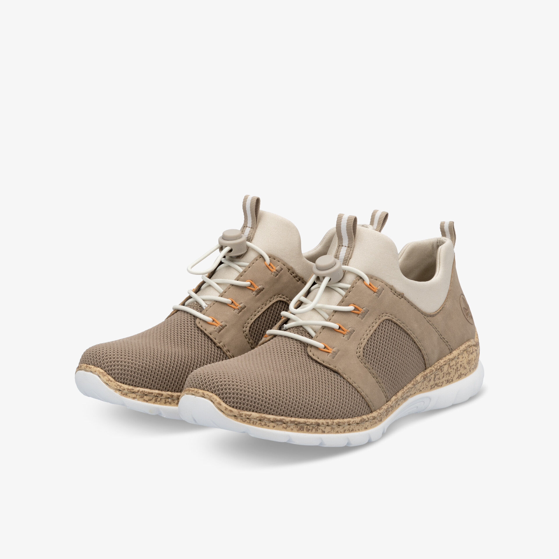 Leichte beige Sneaker mit atmungsaktivem Material, flexible Schnürung und dämpfender Sohle im Paar sichtbar