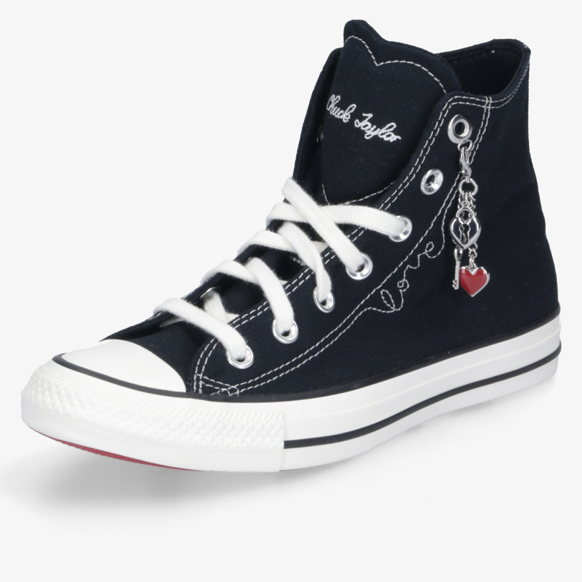 Moderner schwarzer High-Top-Sneaker mit dekorativen Herzanhänger und markanten weißen Details.
