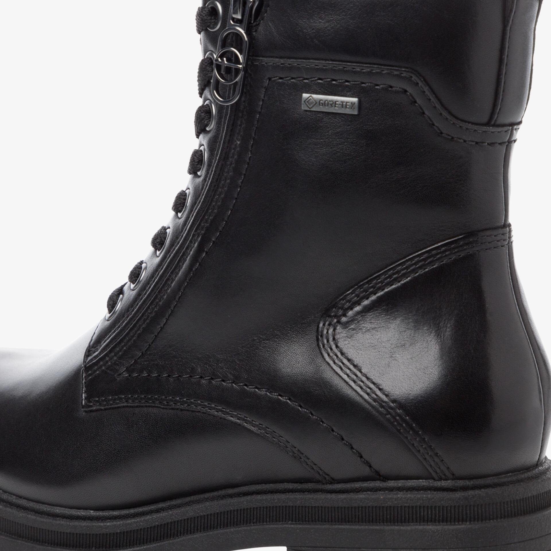 Detailansicht eines schwarzen Lederstiefels mit kräftiger Naht und funktionalem Schnürverschluss