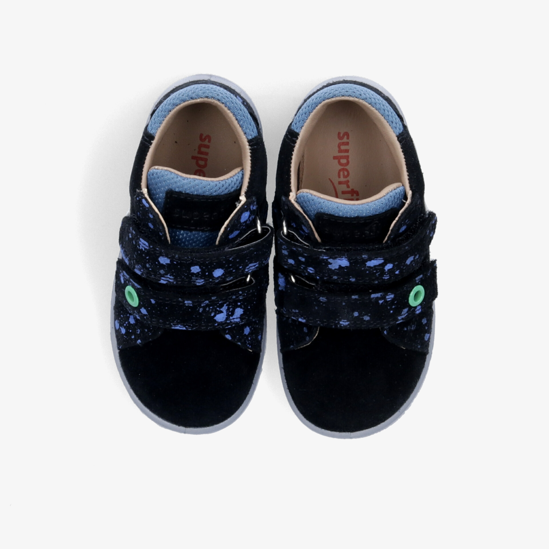 Bequemes blaues Kinder Sneaker-Paar mit Klettverschluss und rutschfester Sohle aus Draufsicht