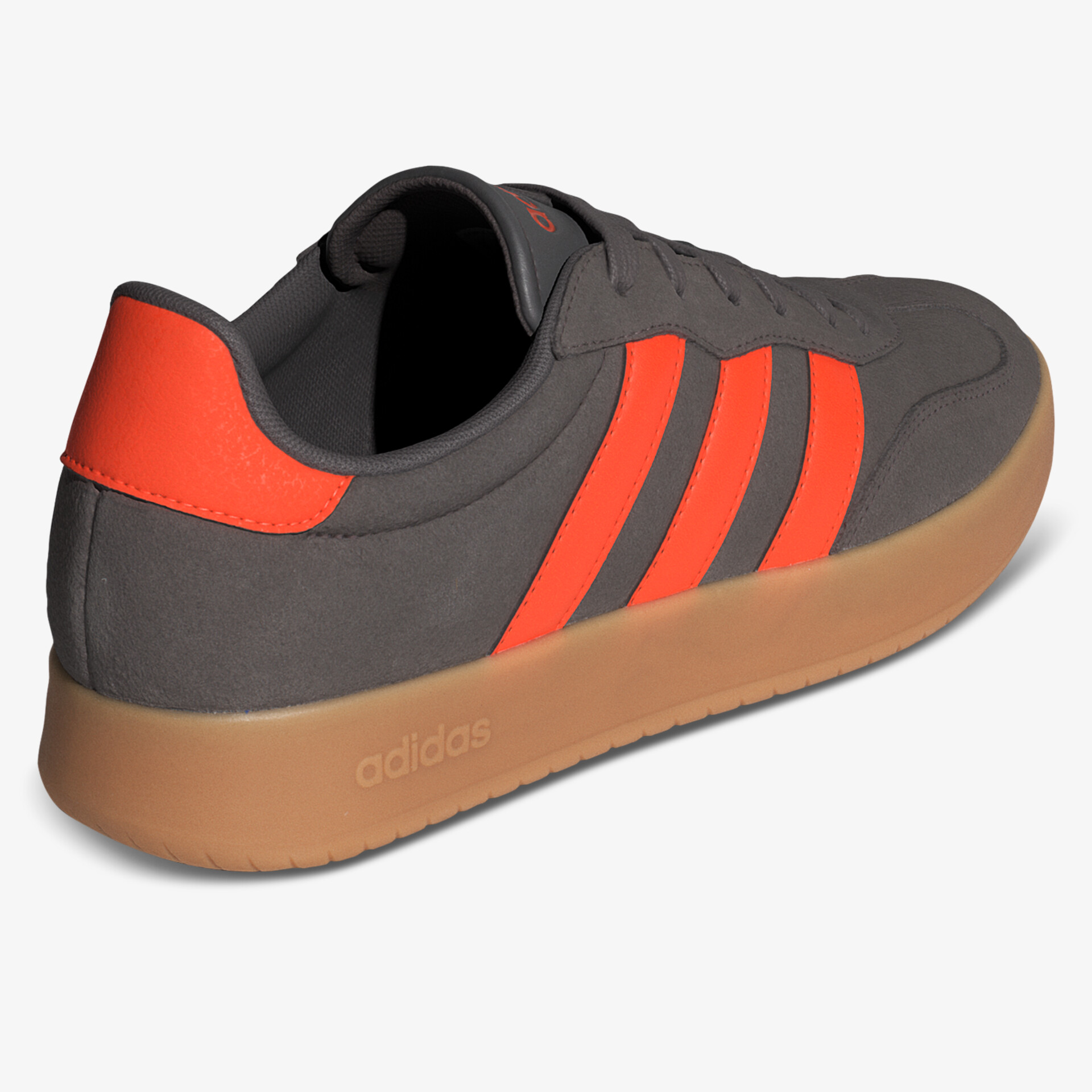 Sportlicher Schuh mit bequemer Passform und rutschfester Sohle in modernem Design seitlich fotografiert