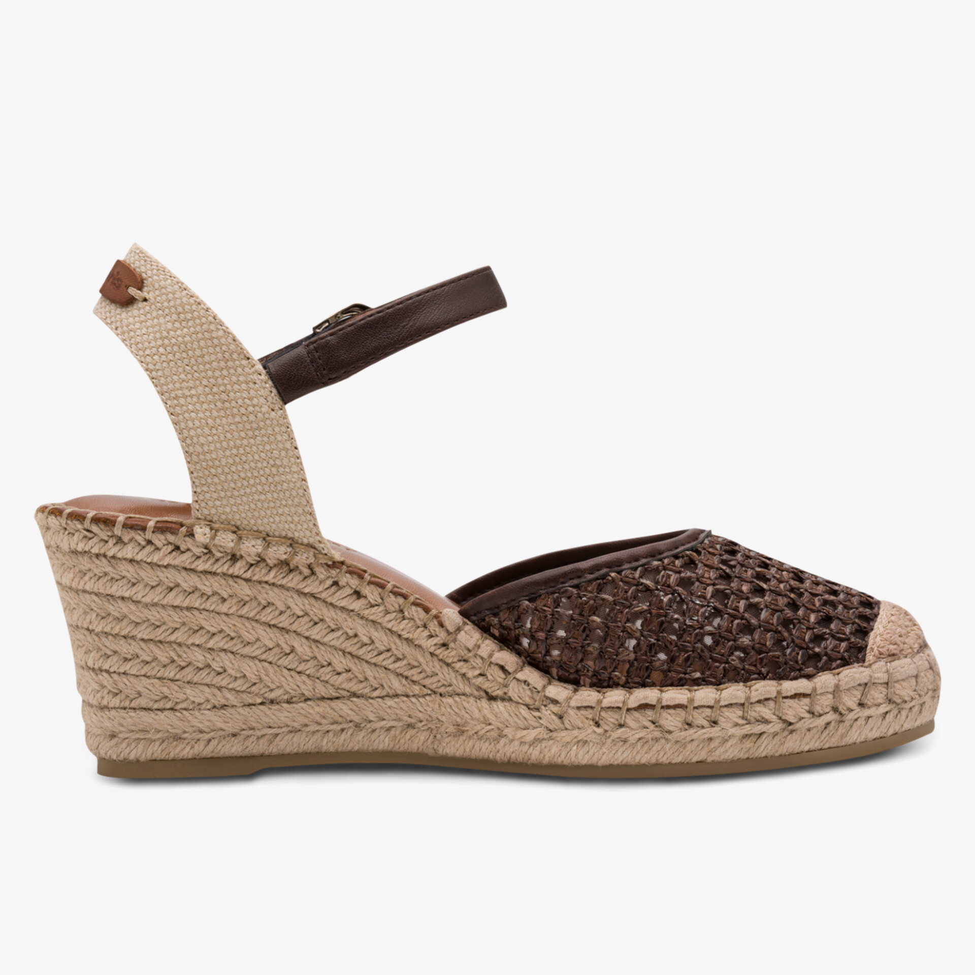 Stilvolle Keilsandale mit strukturiertem Obermaterial und verstellbarem Riemen für optimalen Halt.