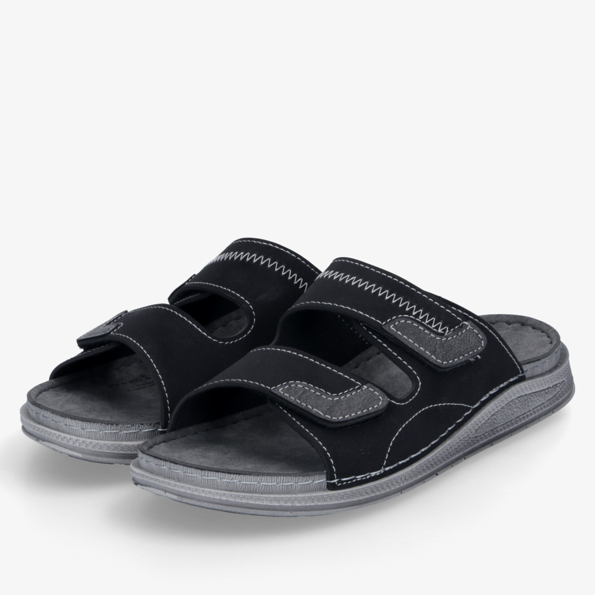 Komfortable schwarze Sandalen mit verstellbaren Klettverschlüssen und gepolstertem Fußbett für optimalen Halt