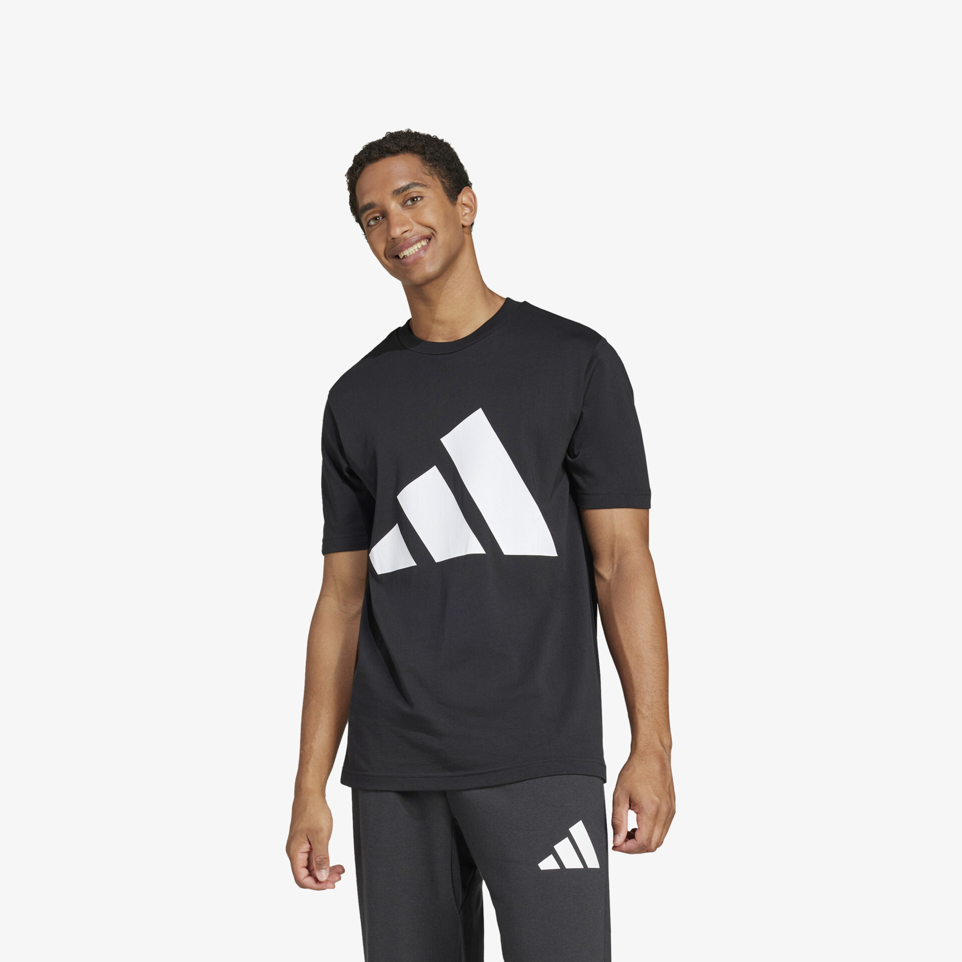 Sportliches, schwarzes T-Shirt mit auffälligem Logo, bequem und atmungsaktiv für vielseitige Nutzung