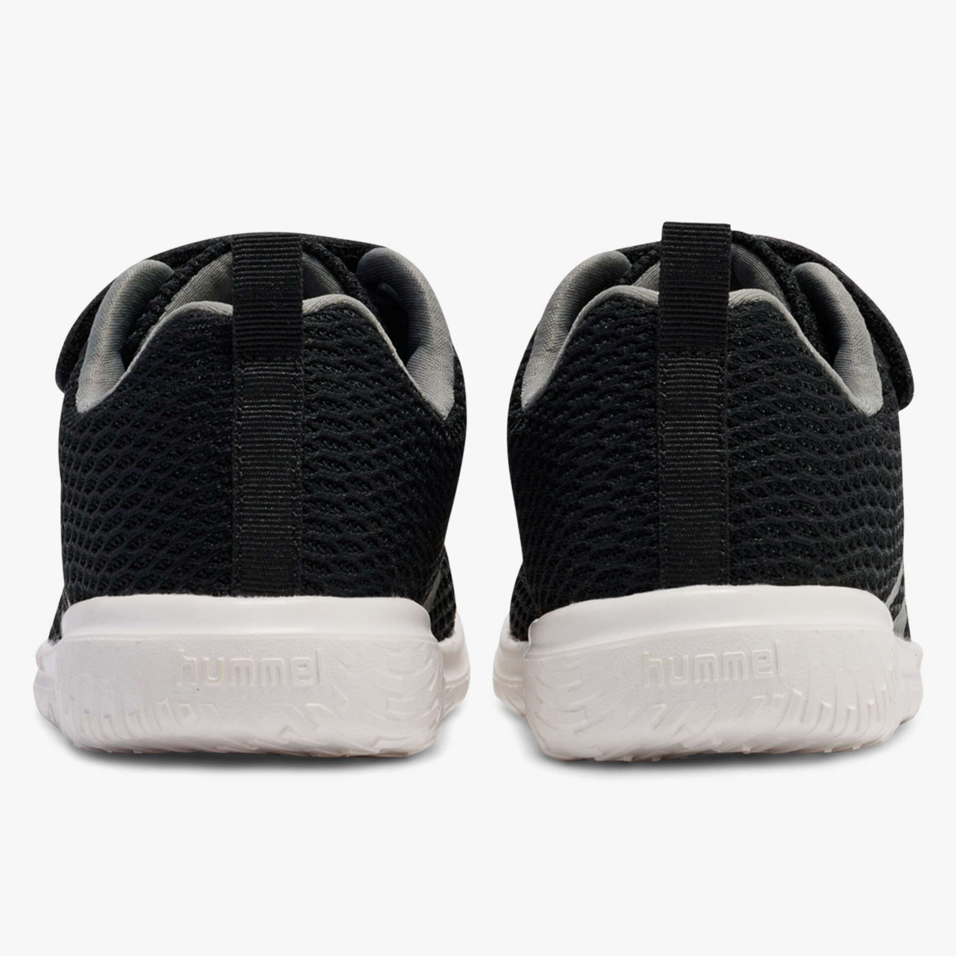 Rückansicht von leichtem, atmungsaktivem Schuh mit rutschfester weißer Sohle und sportlichem Design