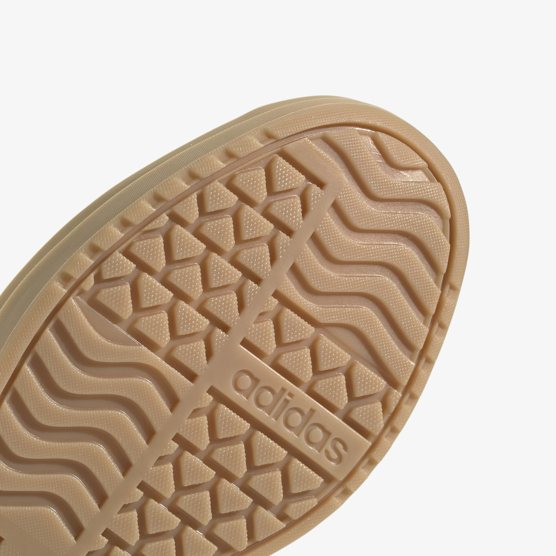 Detailaufnahme der beige Adidas Schuhsohle mit robustem Profil für optimale Rutschfestigkeit und Komfort
